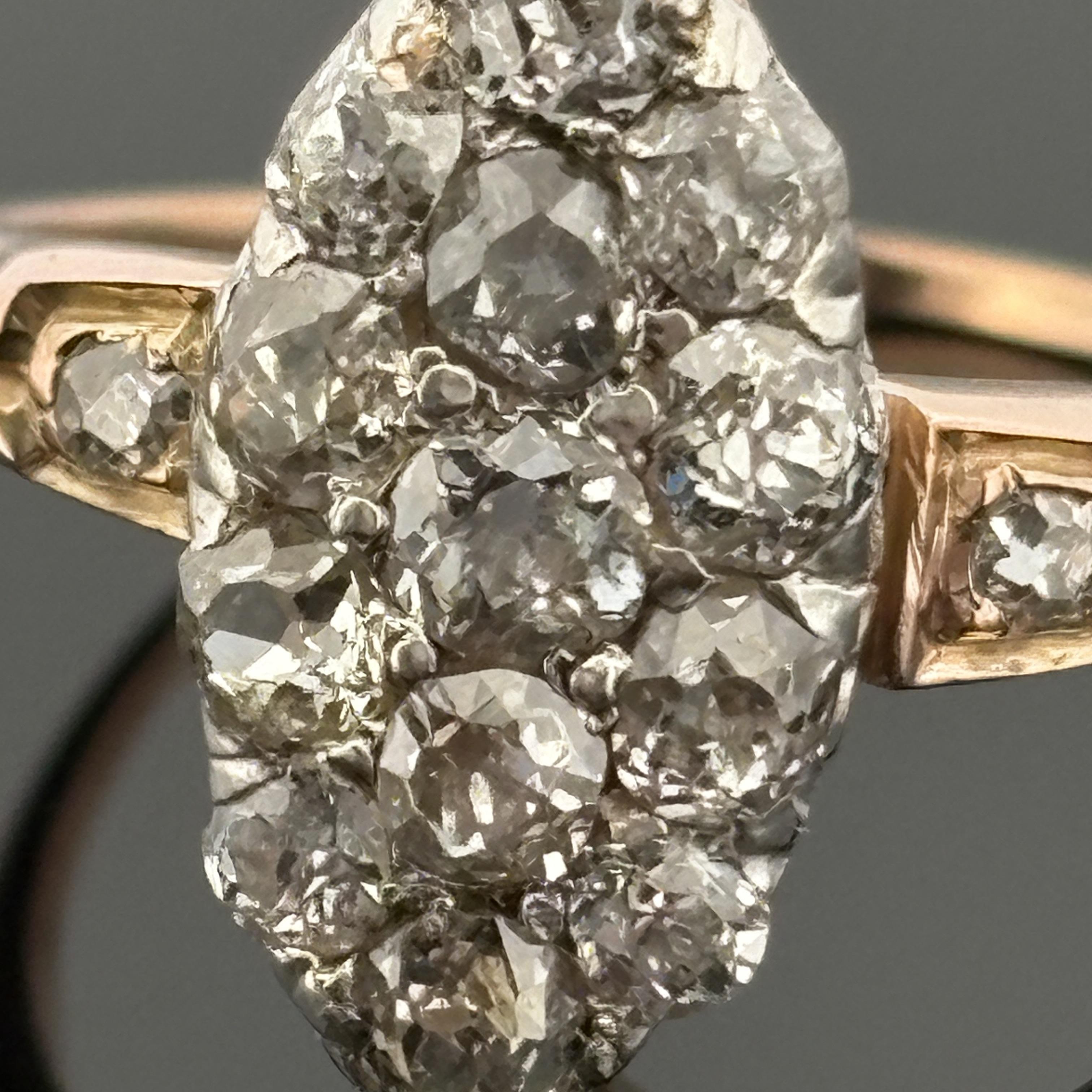 Antico anello a grappolo di diamanti taglio miniera di epoca medio-vittoriana

Metallo - Gambo in oro rosa 18 carati con diamanti incastonati in argento
Diamanti - 15 diamanti tagliati da vecchie miniere (comprese le spalle) per un totale di circa