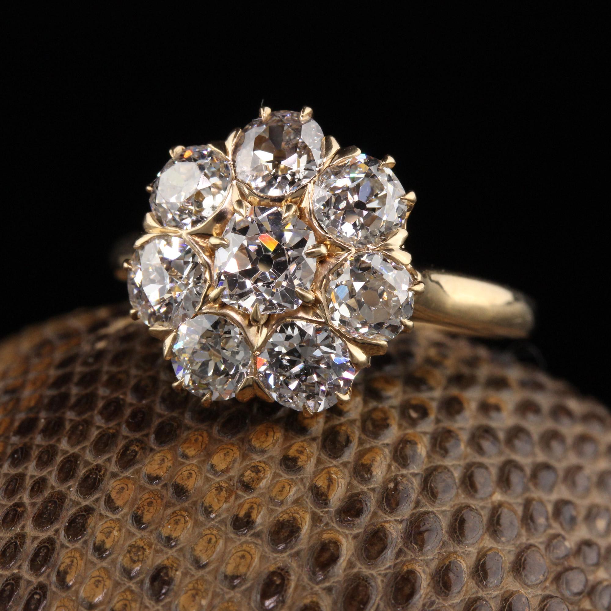 Schöner antiker viktorianischer Old Mine Fancy Pink Diamond Cluster Verlobungsring. Dieser unglaubliche viktorianische Verlobungsring ist aus 18 Karat Gelbgold gefertigt. In der Mitte befindet sich ein natürlicher altrosa Diamant im Kissenschliff,