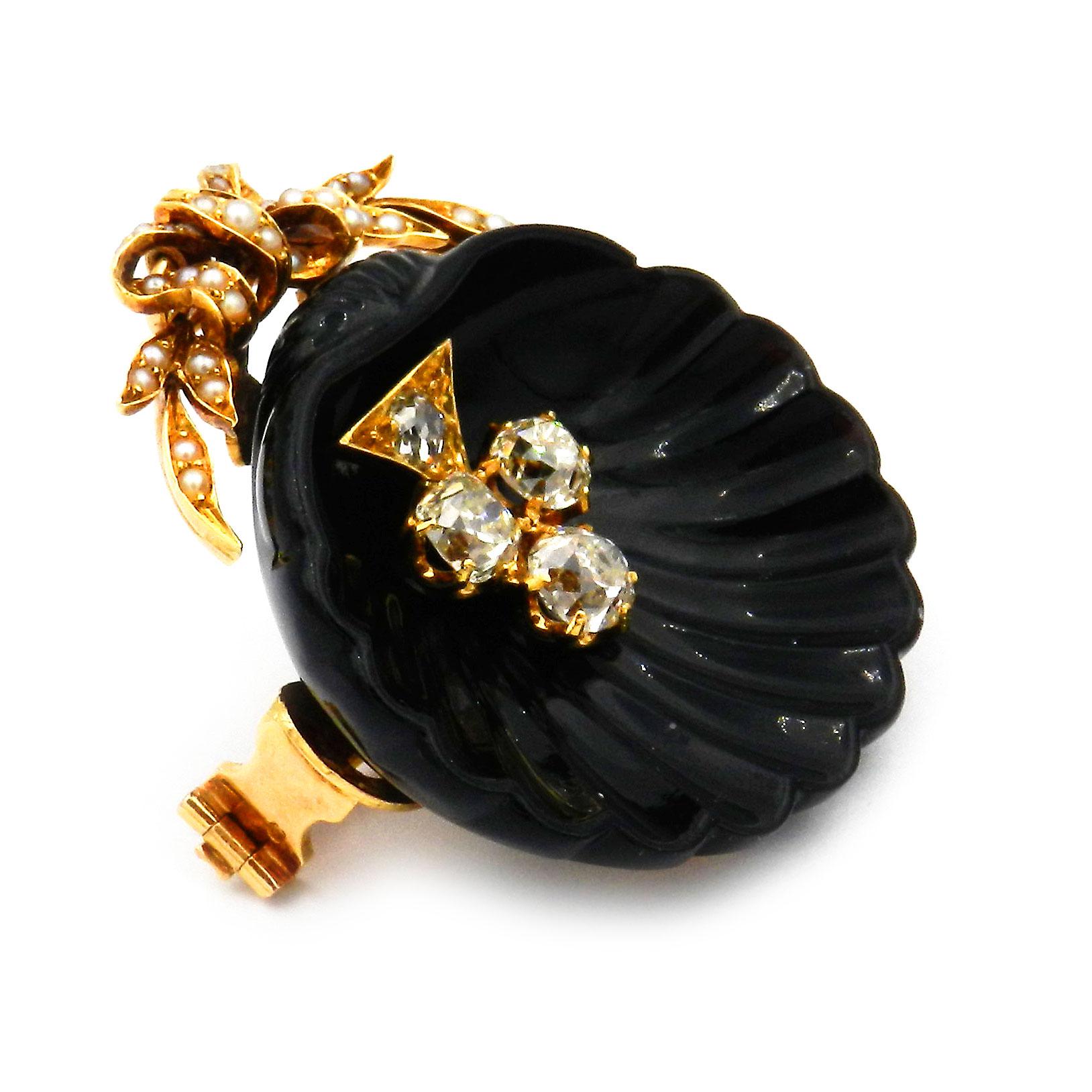 Antique Victorian Onyx 1.4 Carat Diamond Shell Brooch 18K Gold circa 1860

Enchanting onyx diamond brooch in the shape of a shell with a setting made of 18K/750 gold. The shell, made of cut and polished onyx, is set with four sparkling old-cut