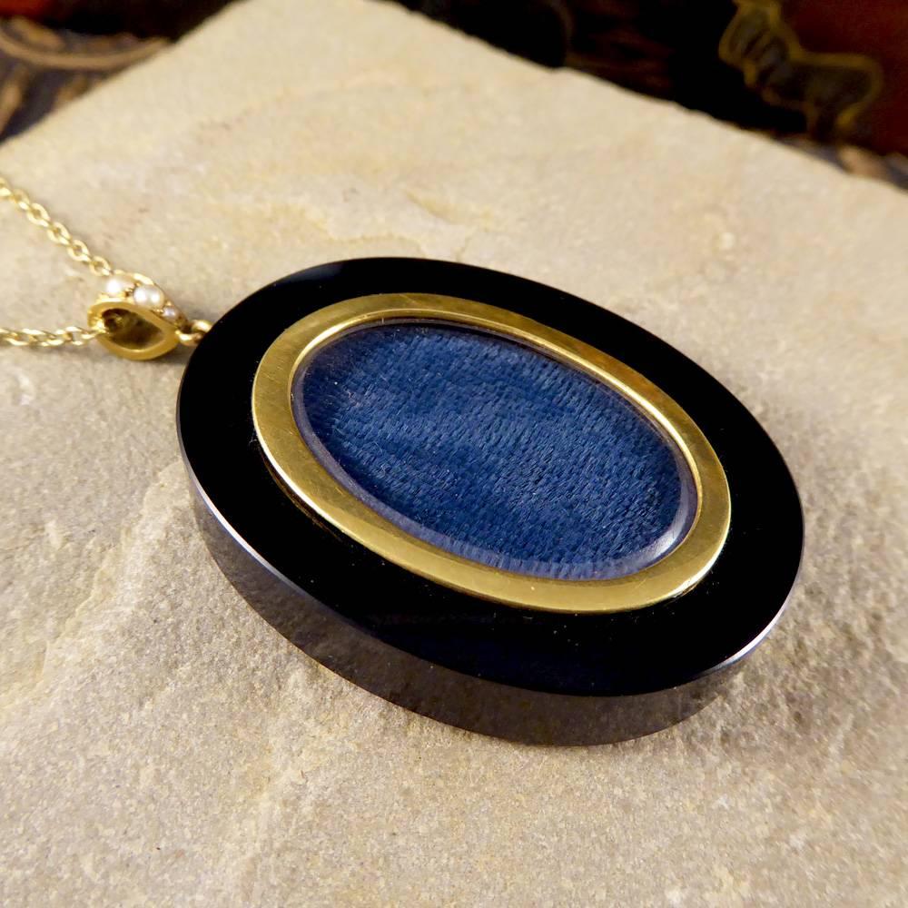 This bold antique piece features a black onyx pendant with a removable 15ct gold mounted centre, giving you the opportunity to insert a memento or photograph of your choosing!

Crafted in the Late Victorian era on a 9ct yellow gold chain with a