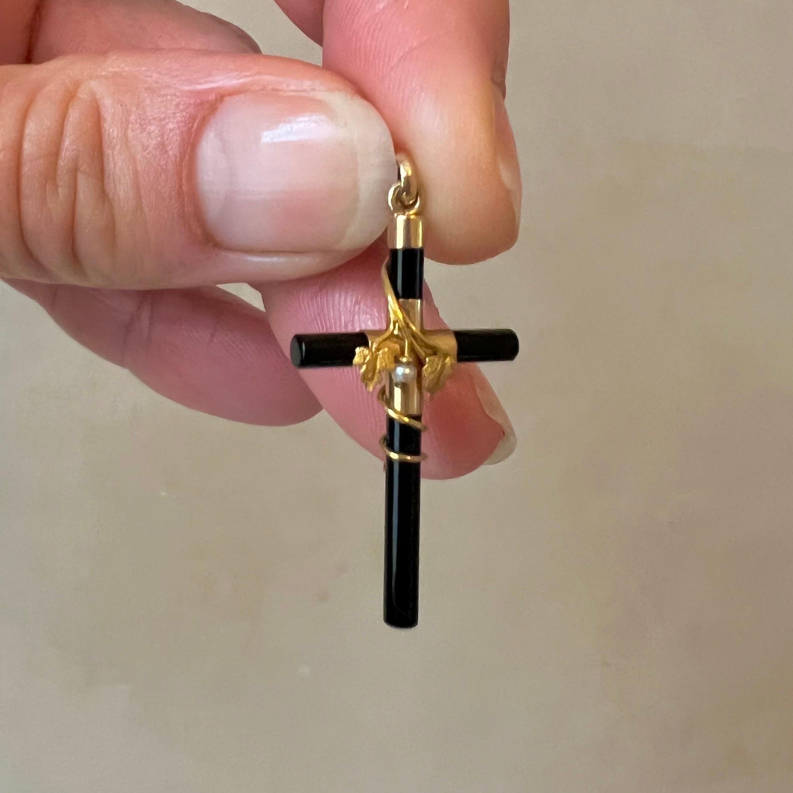 Antique Victorian Onyx Cross Pendant with Seed Pearl and Gold Leaves In Good Condition For Sale In Rotterdam, NL