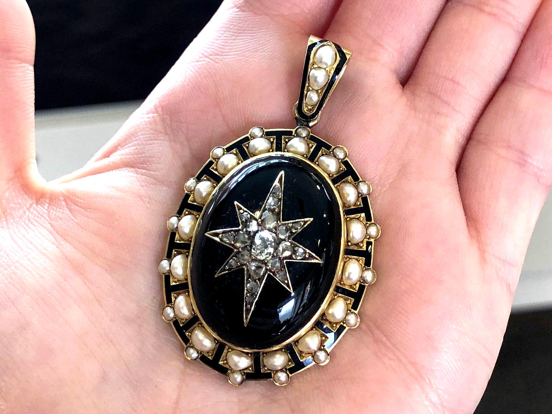 Victorien Médaillon victorien ancien en or jaune, diamants, perles et émail en vente