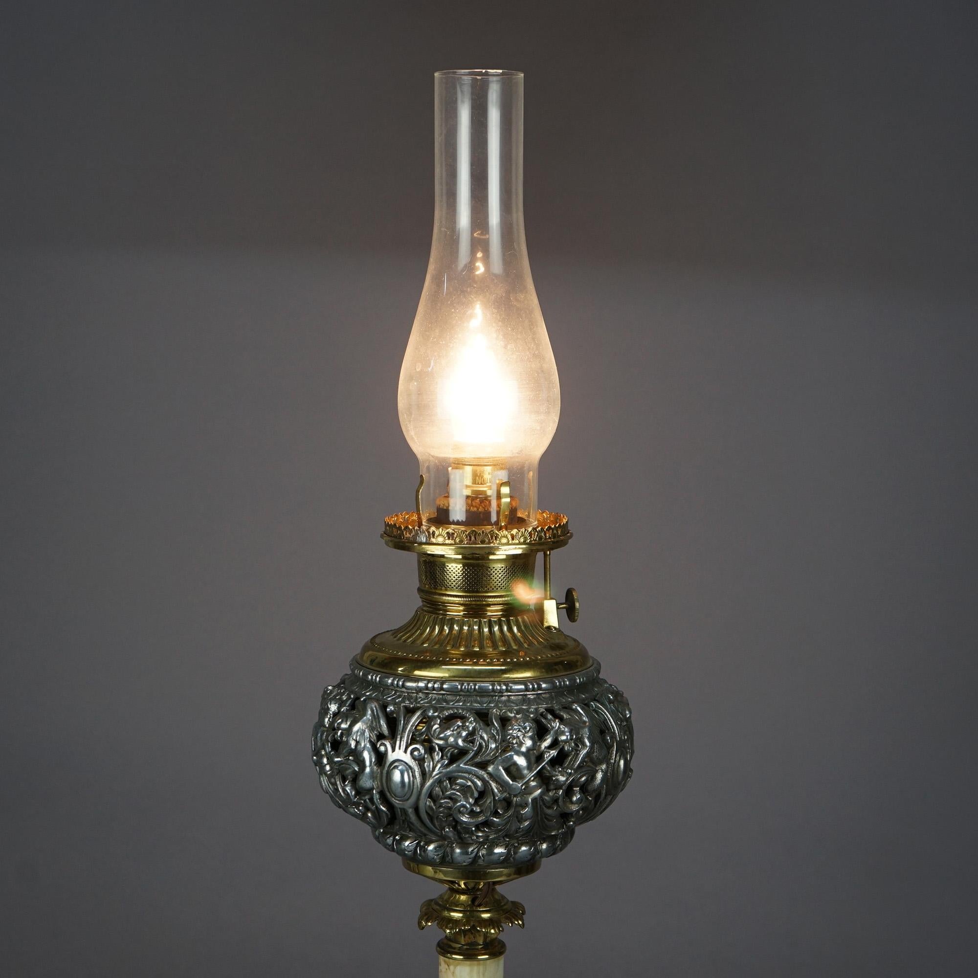 Doré Lampe de salon victorienne ancienne en onyx, doré et métal argenté avec chérubin, c. 1890 en vente
