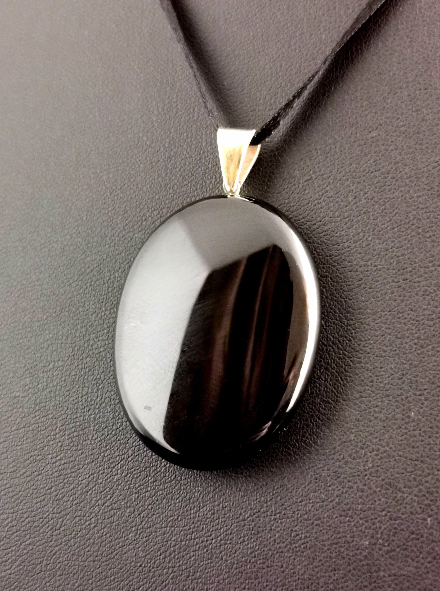 Antique Victorian Onyx Mourning Locket, 9k Yellow Gold For Sale 2