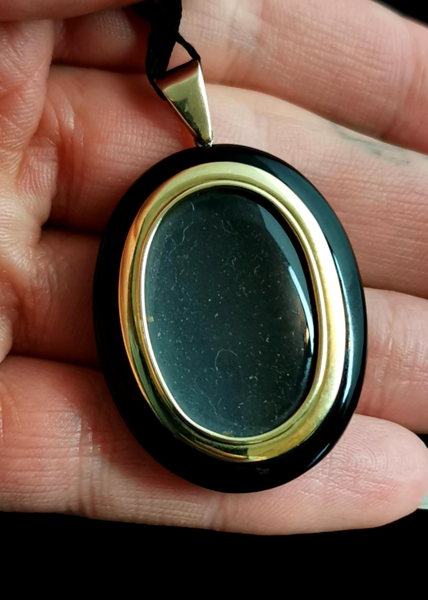 Antique Victorian Onyx Mourning Locket, 9k Yellow Gold For Sale 3