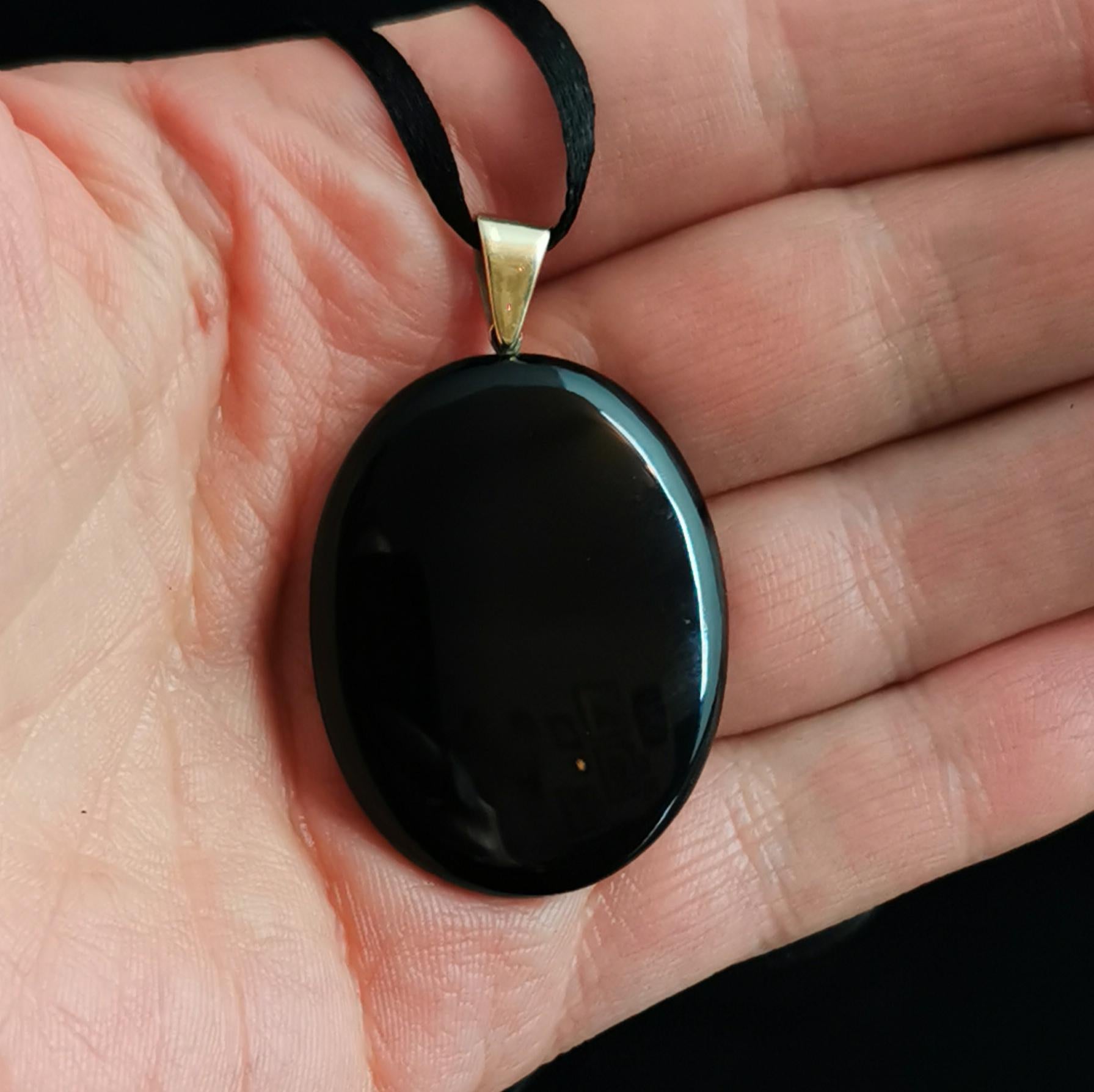 Antique Victorian Onyx Mourning Locket, 9k Yellow Gold For Sale 4