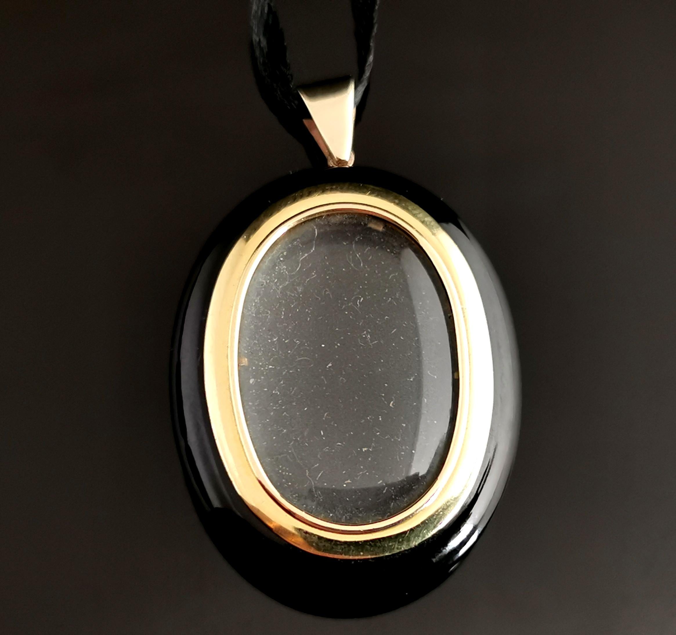 Antique Victorian Onyx Mourning Locket, 9k Yellow Gold For Sale 5