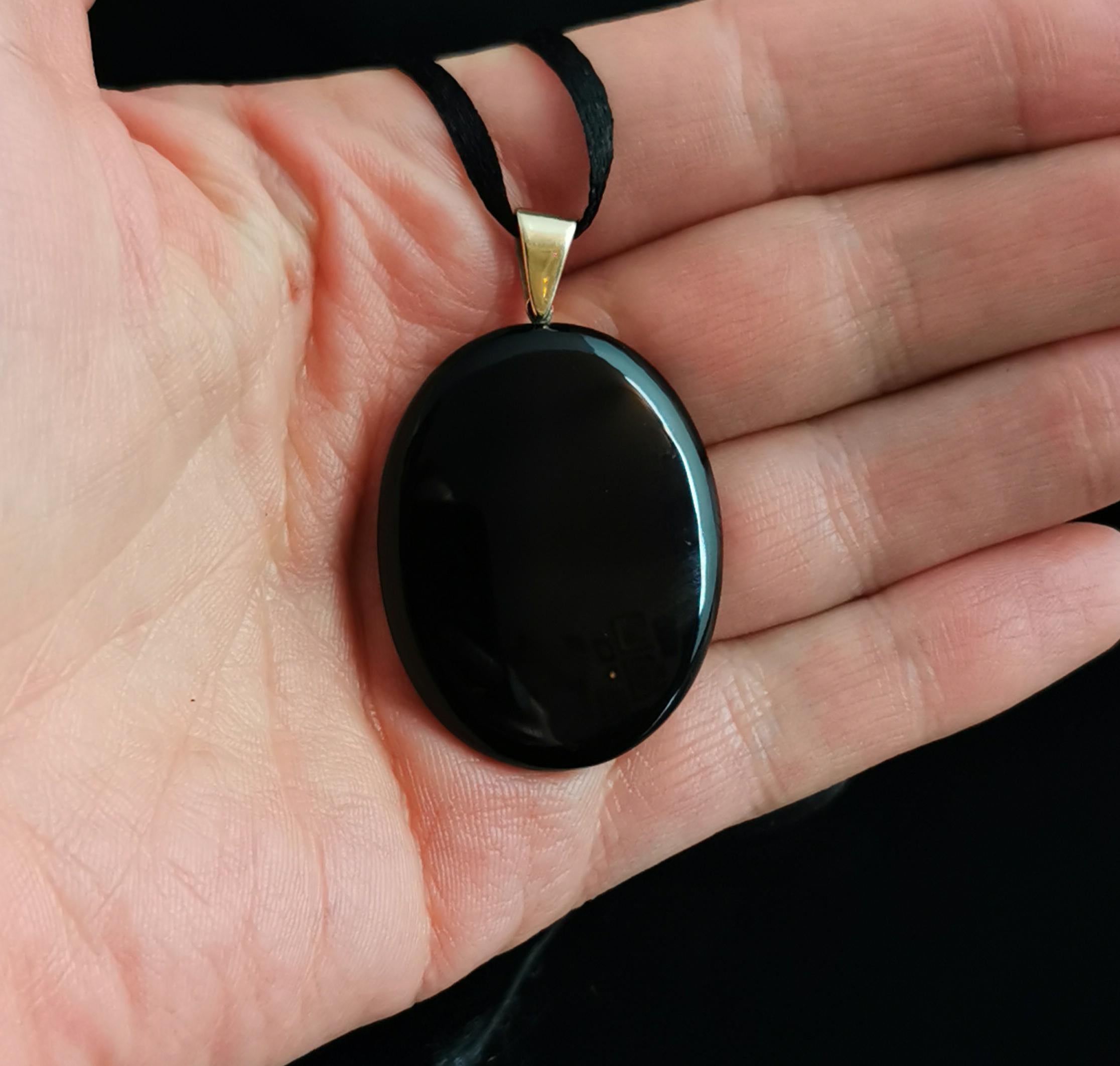 Antique Victorian Onyx Mourning Locket, 9k Yellow Gold In Good Condition For Sale In NEWARK, GB