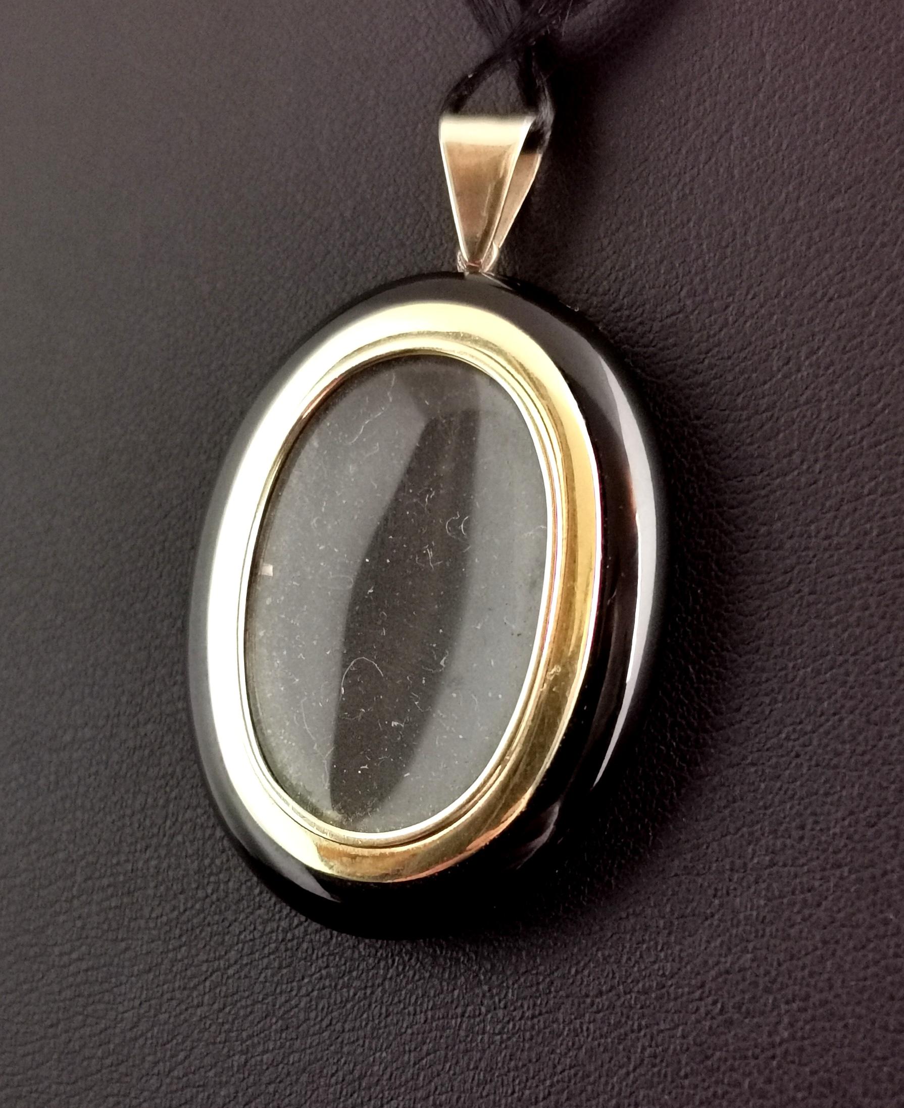 Women's Antique Victorian Onyx Mourning Locket, 9k Yellow Gold For Sale