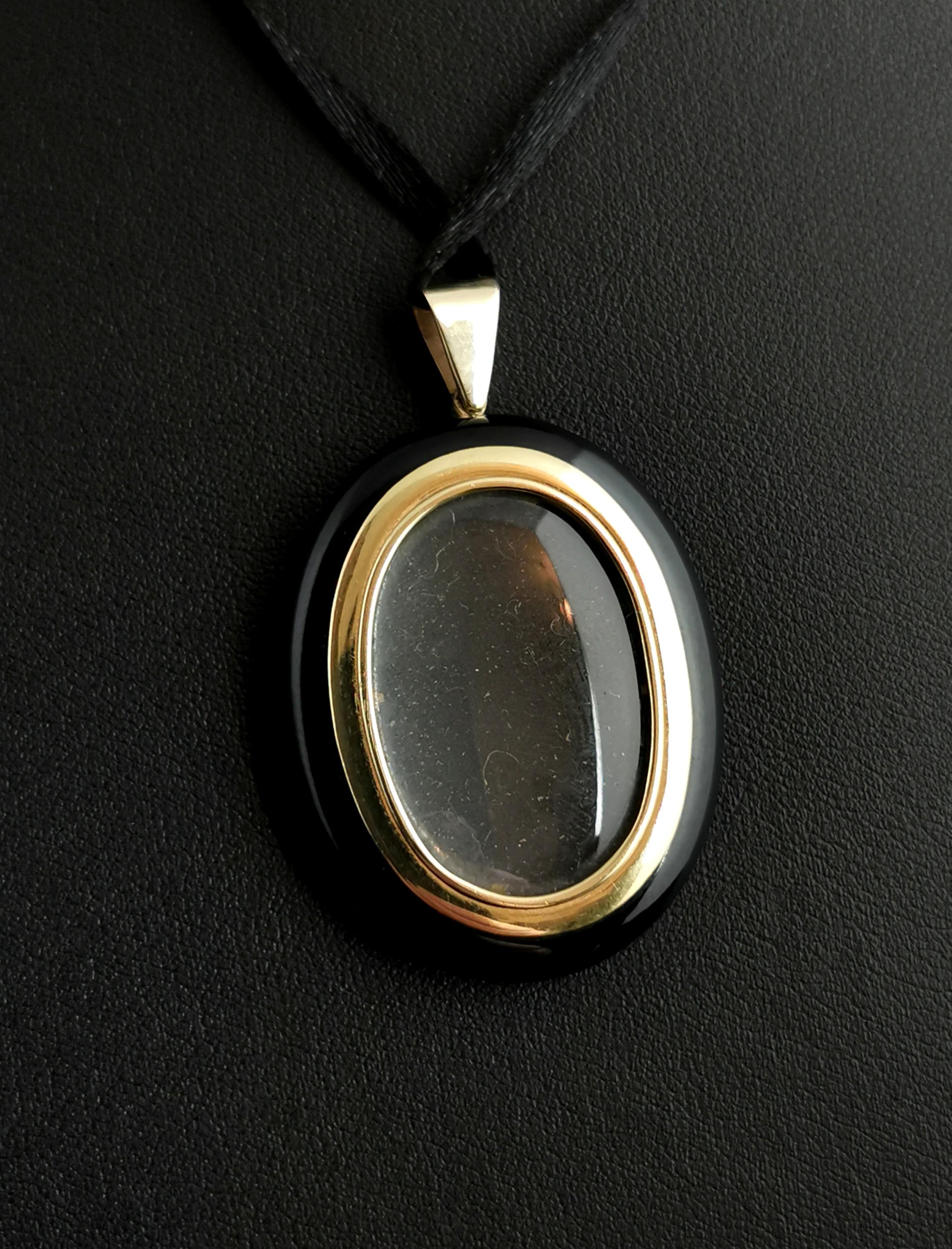 Antique Victorian Onyx Mourning Locket, 9k Yellow Gold For Sale 1