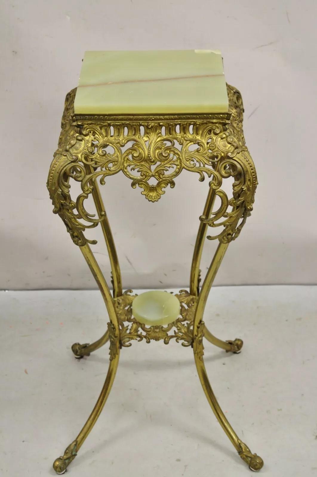 Antico tavolino vittoriano in onice ornato e dorato in ottone con piedistallo per piante. Circa alla fine del XIX secolo. Misure: 33