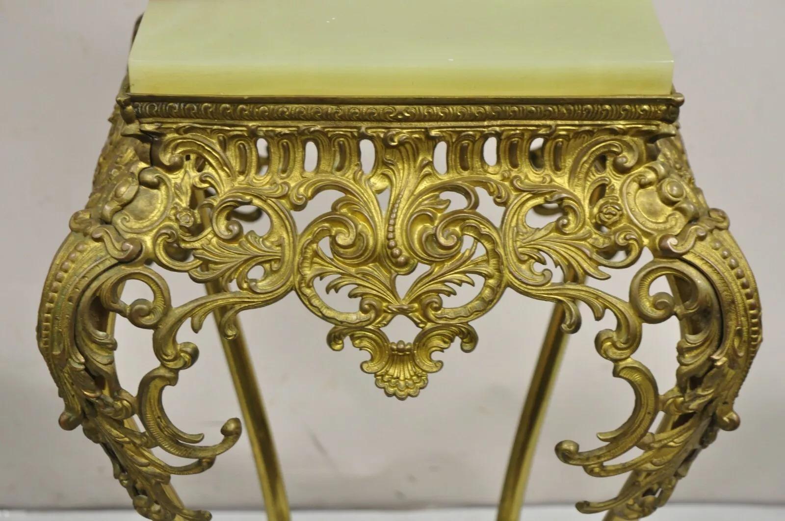Vittoriano Antico tavolino vittoriano in onice ornato e dorato in ottone per piante con piedistallo in vendita