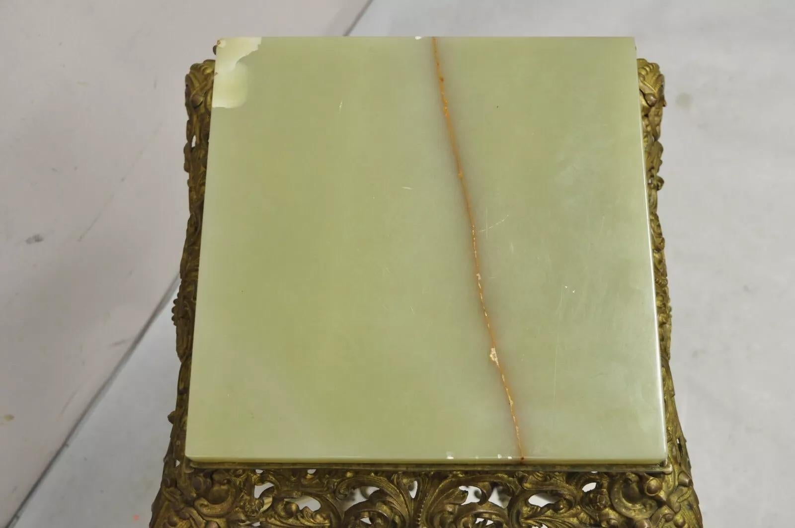 Antico tavolino vittoriano in onice ornato e dorato in ottone per piante con piedistallo In condizioni buone in vendita a Philadelphia, PA