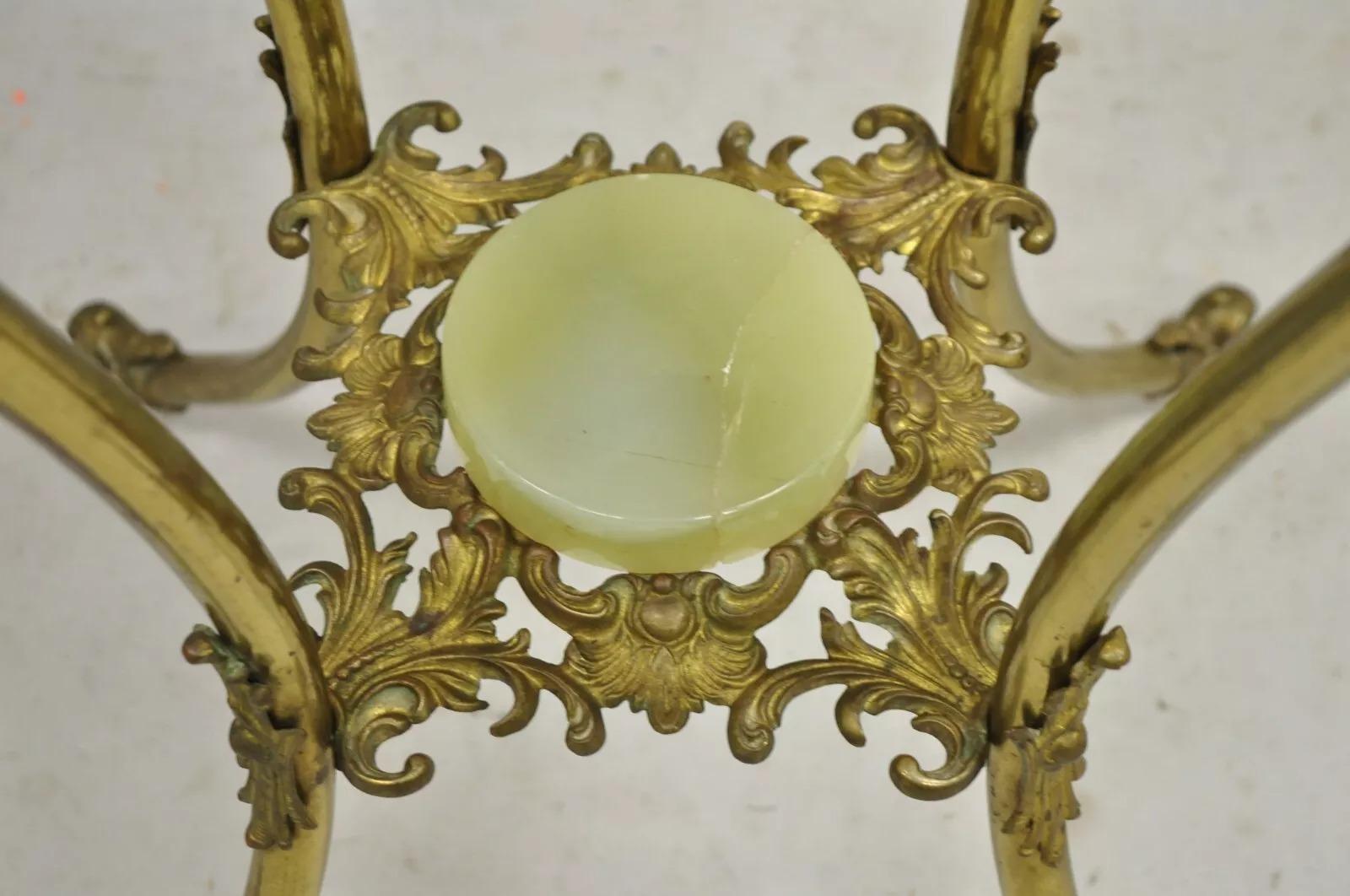 XIX secolo Antico tavolino vittoriano in onice ornato e dorato in ottone per piante con piedistallo in vendita