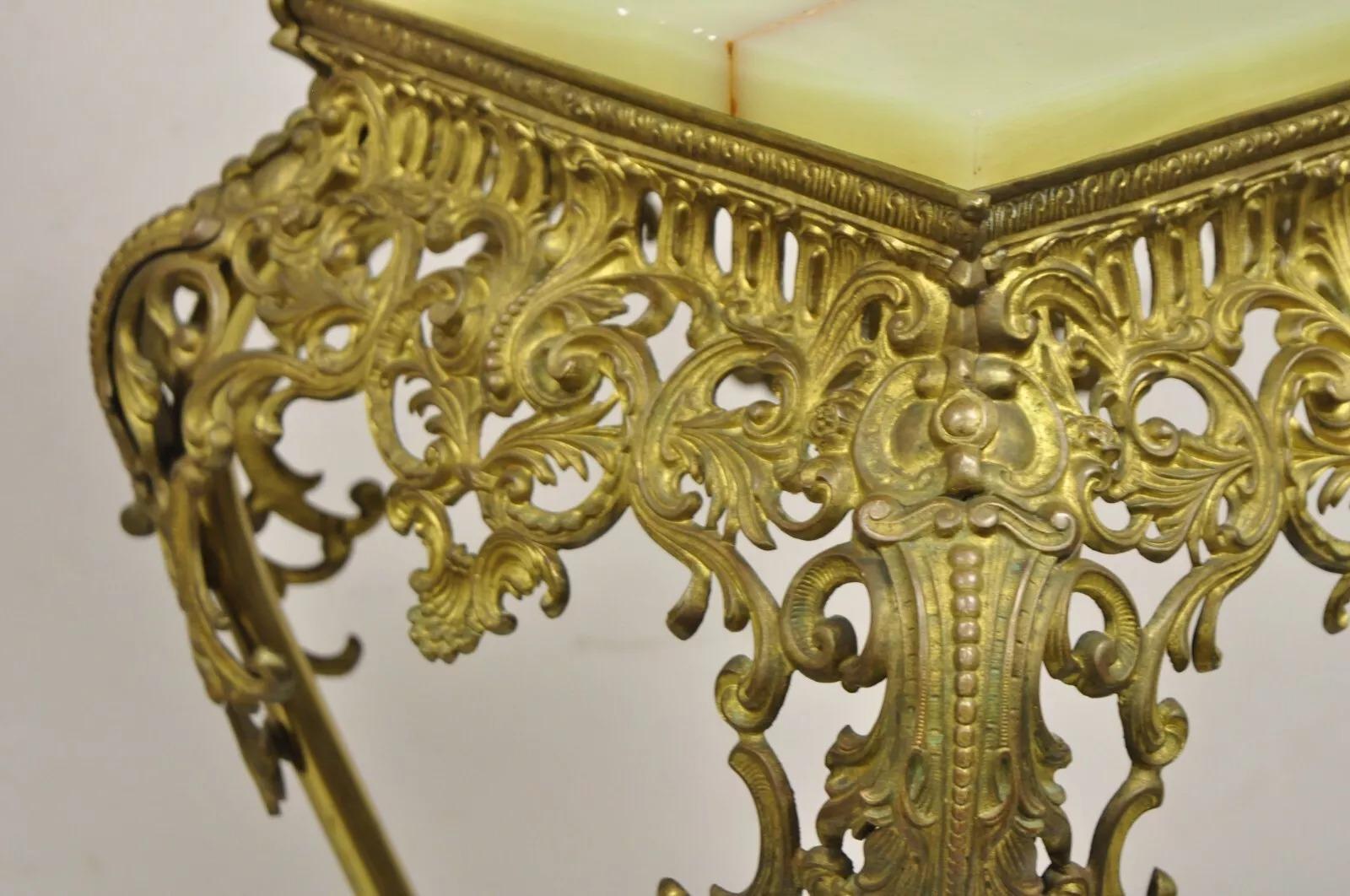 Antico tavolino vittoriano in onice ornato e dorato in ottone per piante con piedistallo in vendita 1