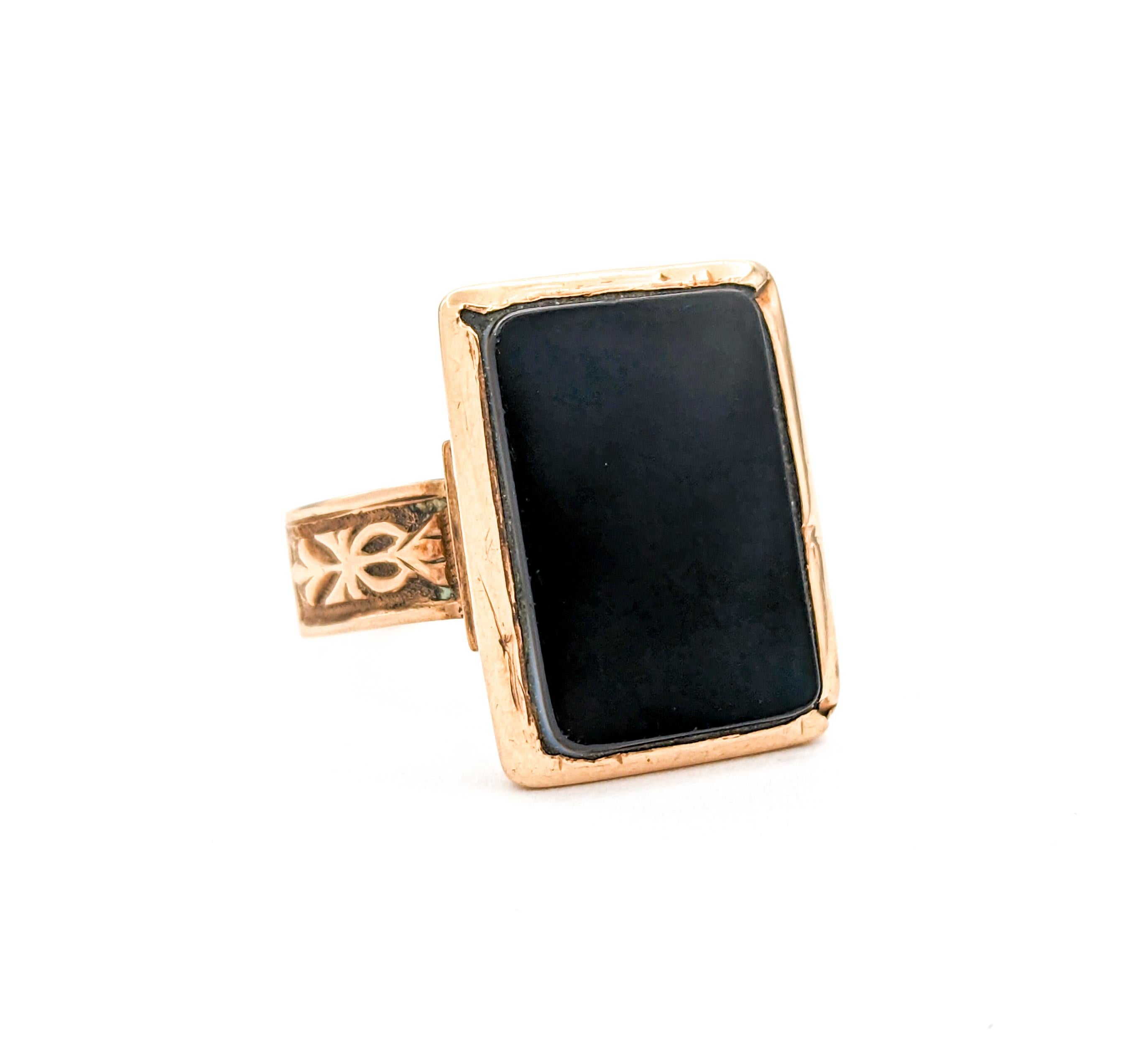Antique Victorian Onyx Ring In Yellow Gold 4
