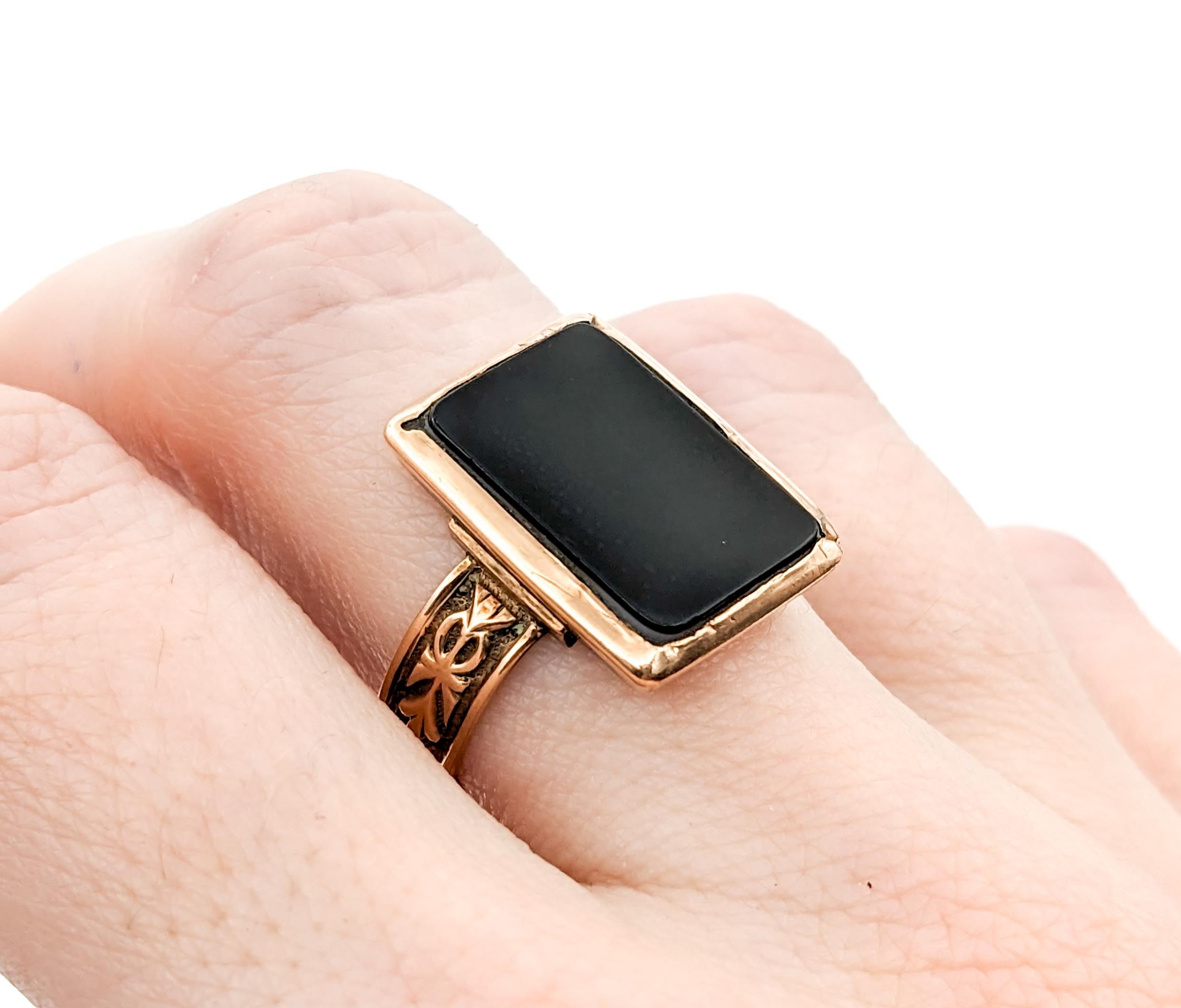 Late Victorian Antique Victorian Onyx Ring In Yellow Gold