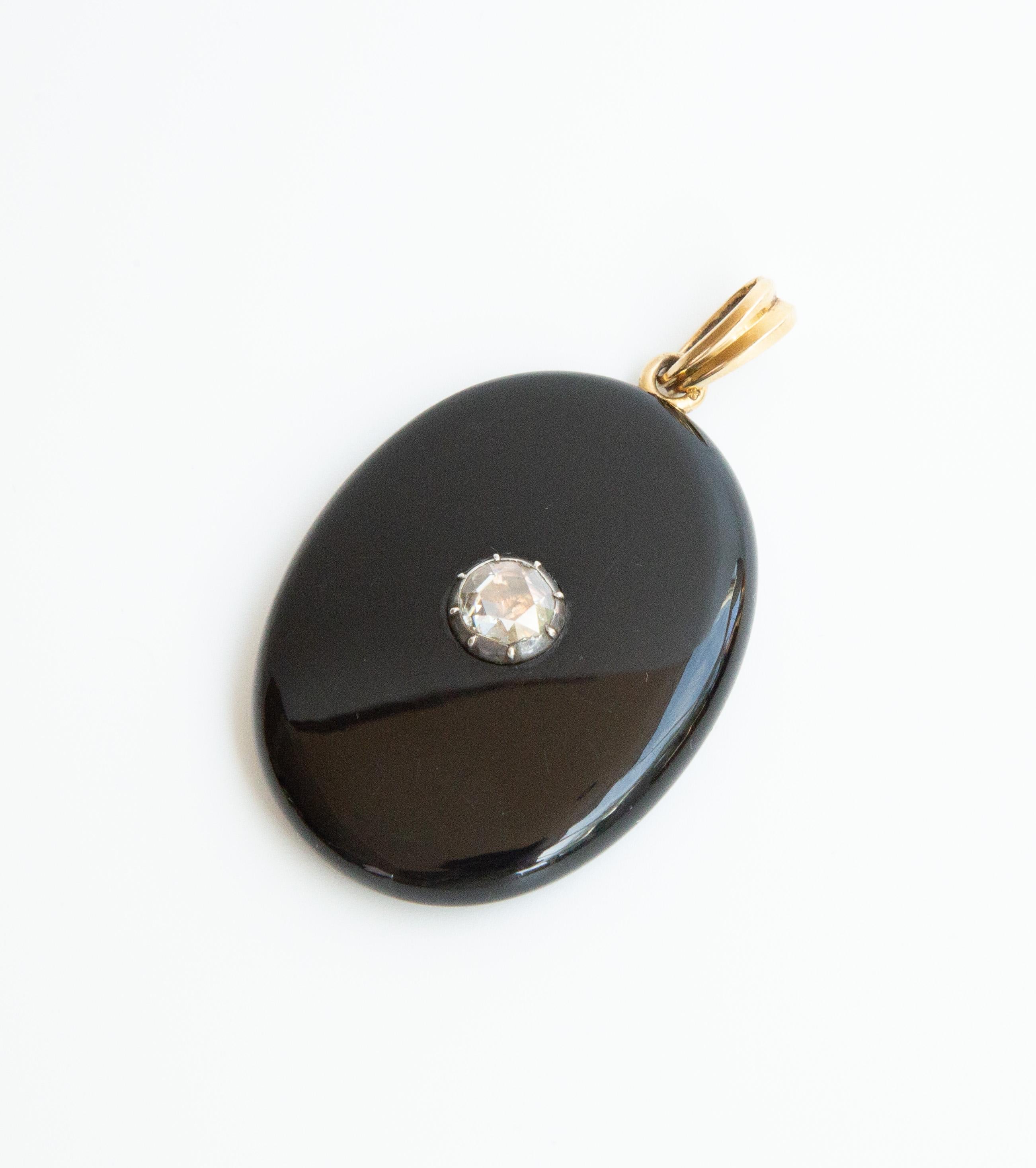 Antique Victorian Onyx Rose Cut Diamond and 14 Karat Gold Locket Pendant In Good Condition For Sale In Arnhem, NL