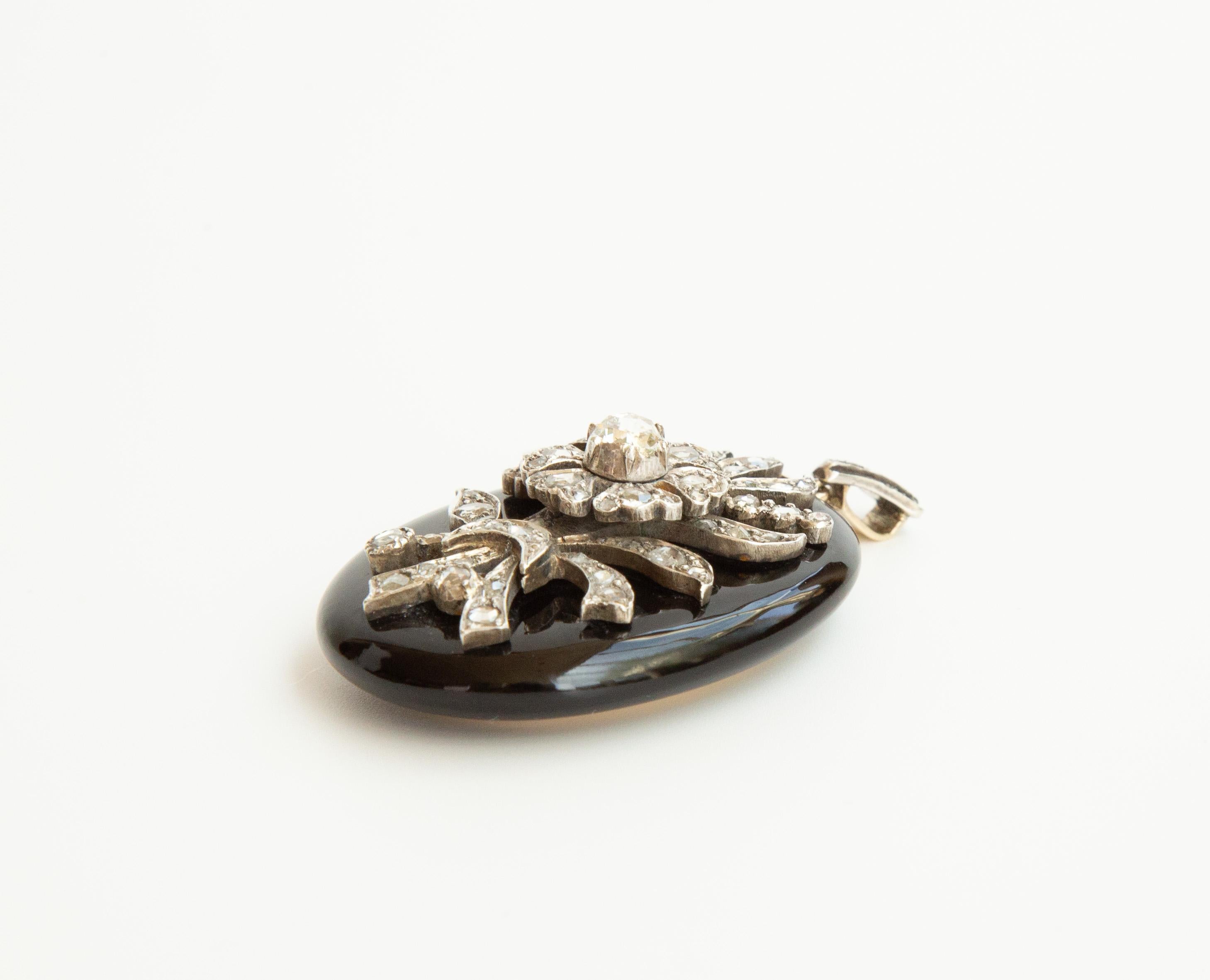 Antique Victorian Onyx Rose Cut Diamonds and 14 Karat Gold Locket Pendant In Good Condition For Sale In Arnhem, NL