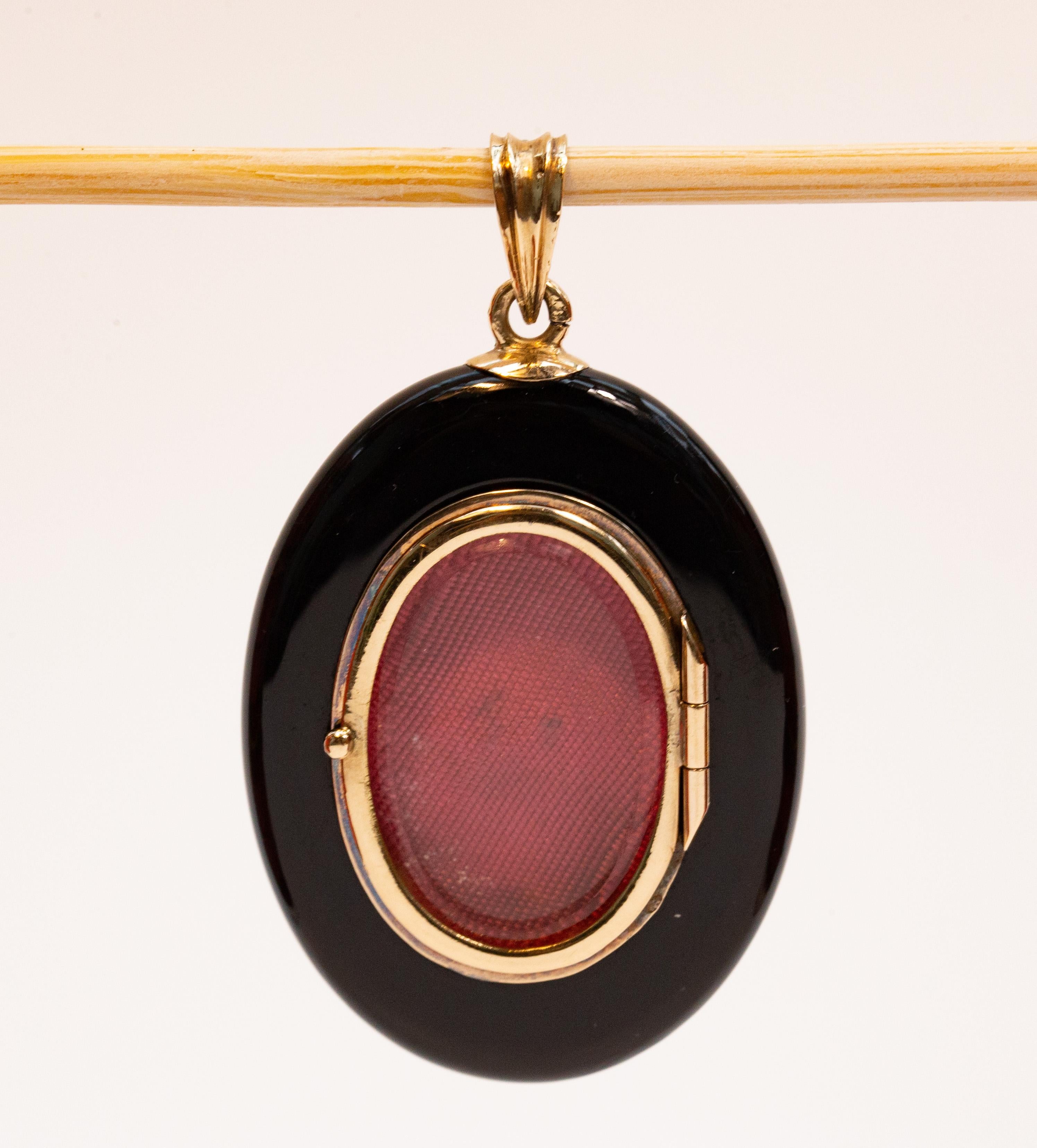 Antique Victorian Onyx Rose Cut Diamonds and 14 Karat Yellow Gold Locket Pendant 7