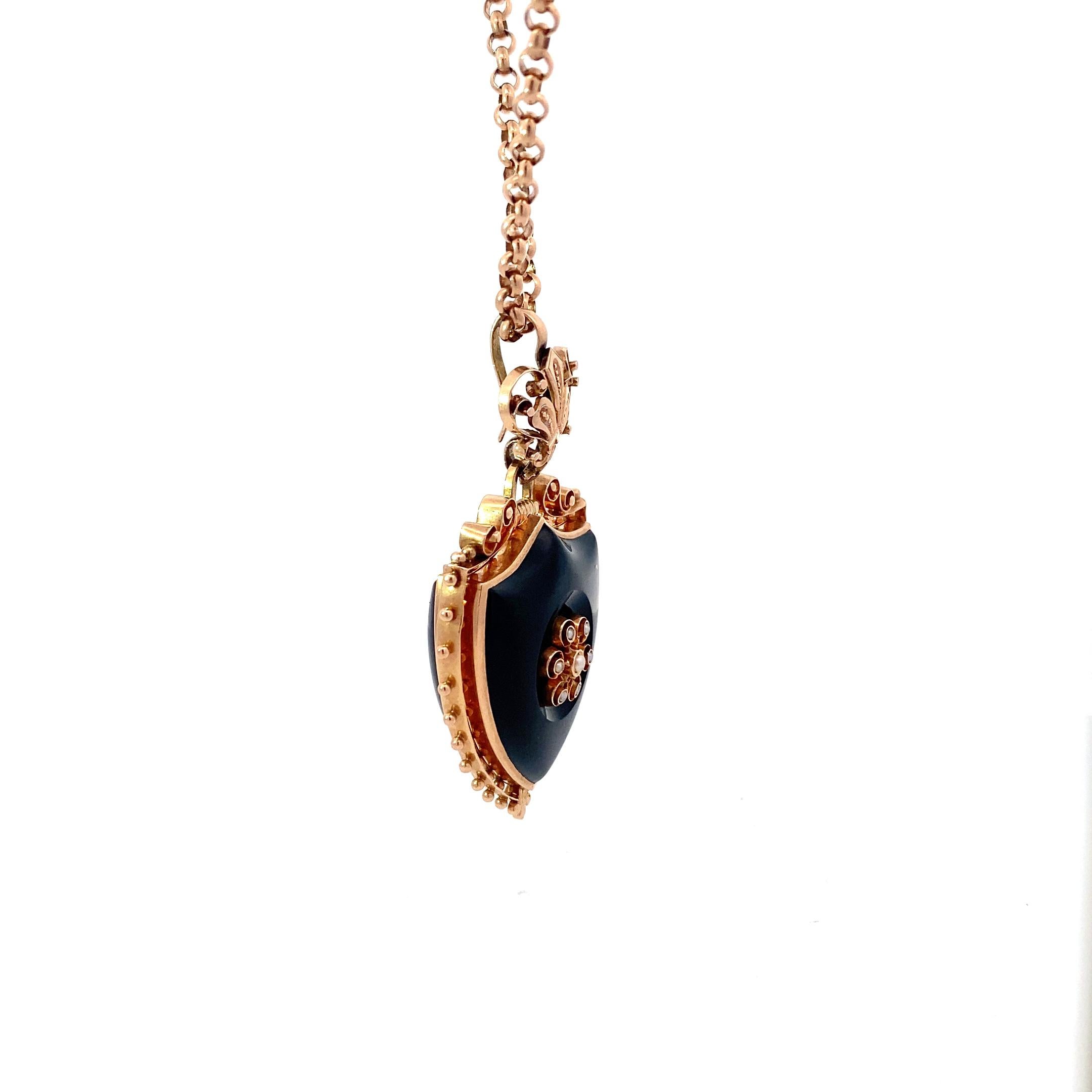 Taille ronde Antique médaillon victorien en onyx double face avec détails en perles en vente