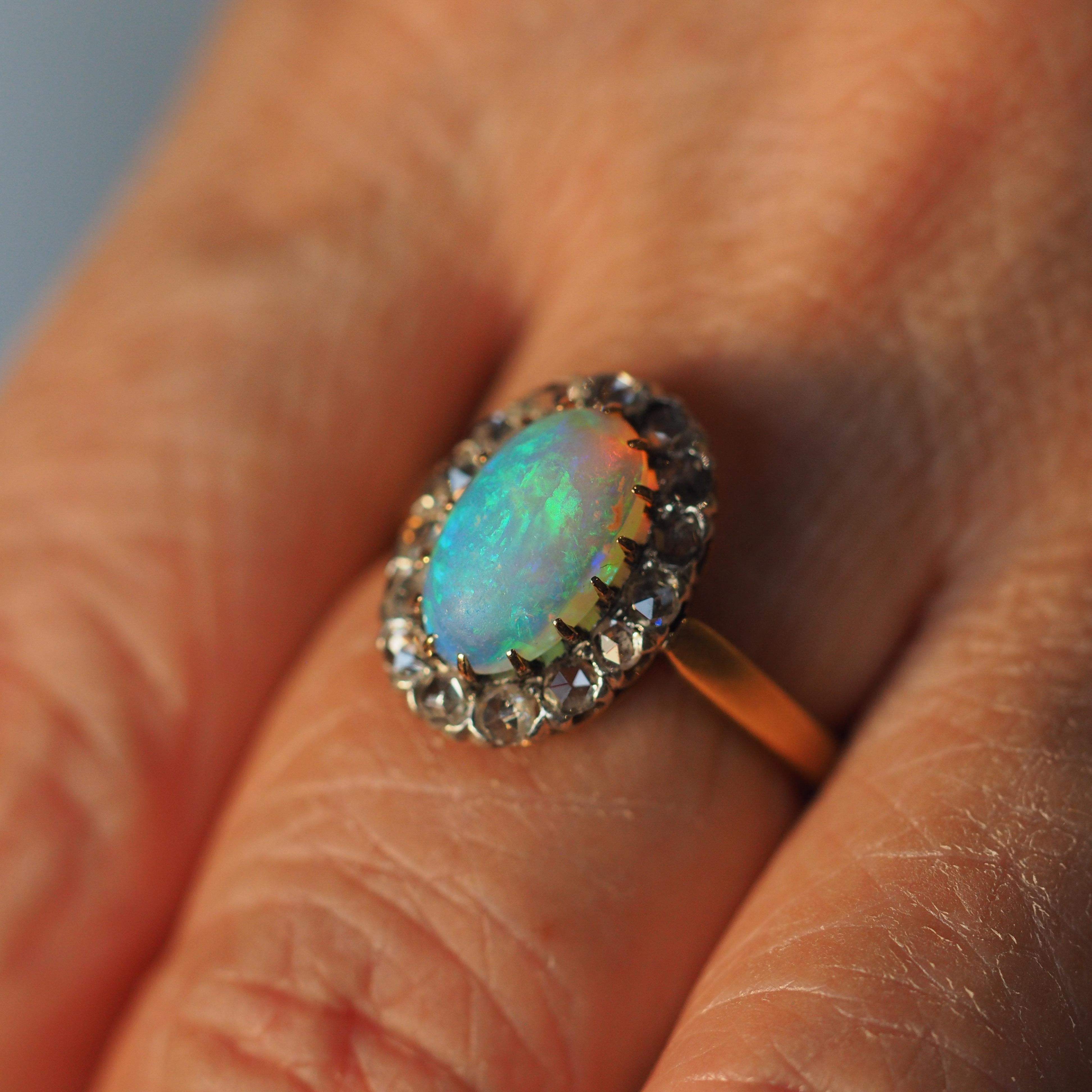 Wir freuen uns, diese prächtige antike viktorianische 18ct Gold Opal und Diamant-Cluster-Ring aus c.1880 bieten.

Dieser atemberaubende, opulente und große Ring ist in jeder Hinsicht ein verführerisches Stück und besonders für Opal-Liebhaber