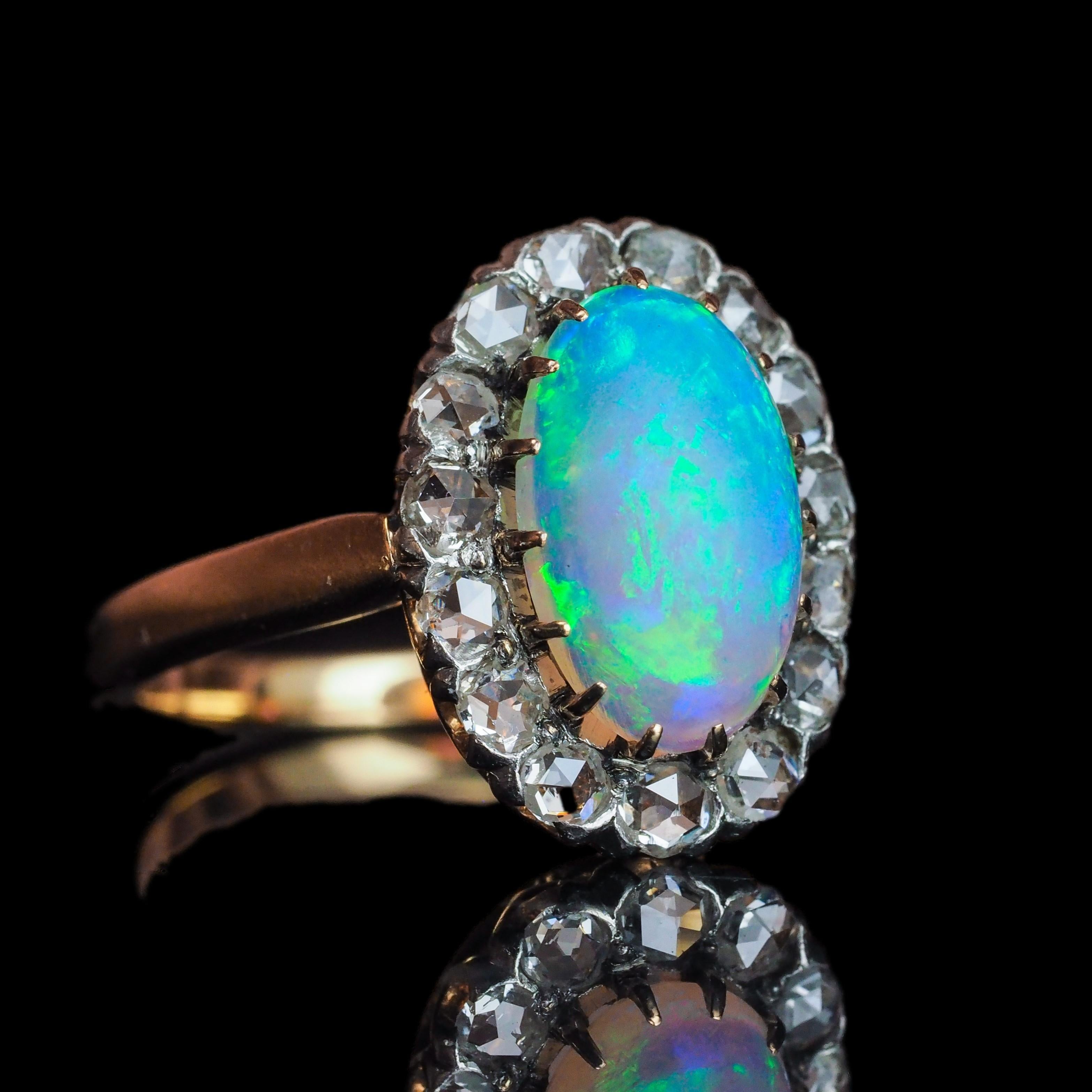 Antiker viktorianischer Opal-Cabochon & Diamant-Cluster-Ring 18K Gold - ca. 1880 (Viktorianisch) im Angebot