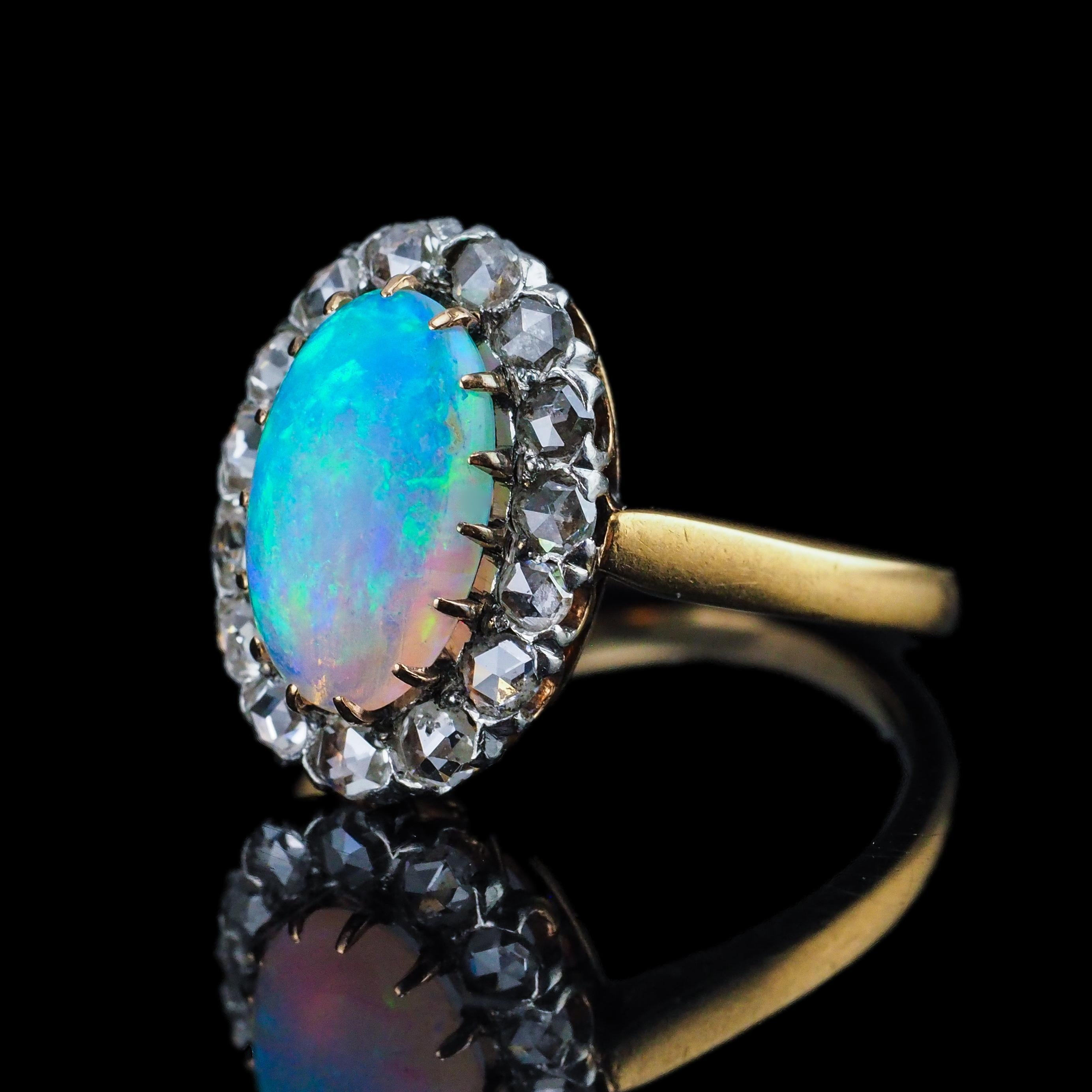 Antiker viktorianischer Opal-Cabochon & Diamant-Cluster-Ring 18K Gold - ca. 1880 im Zustand „Gut“ im Angebot in London, GB