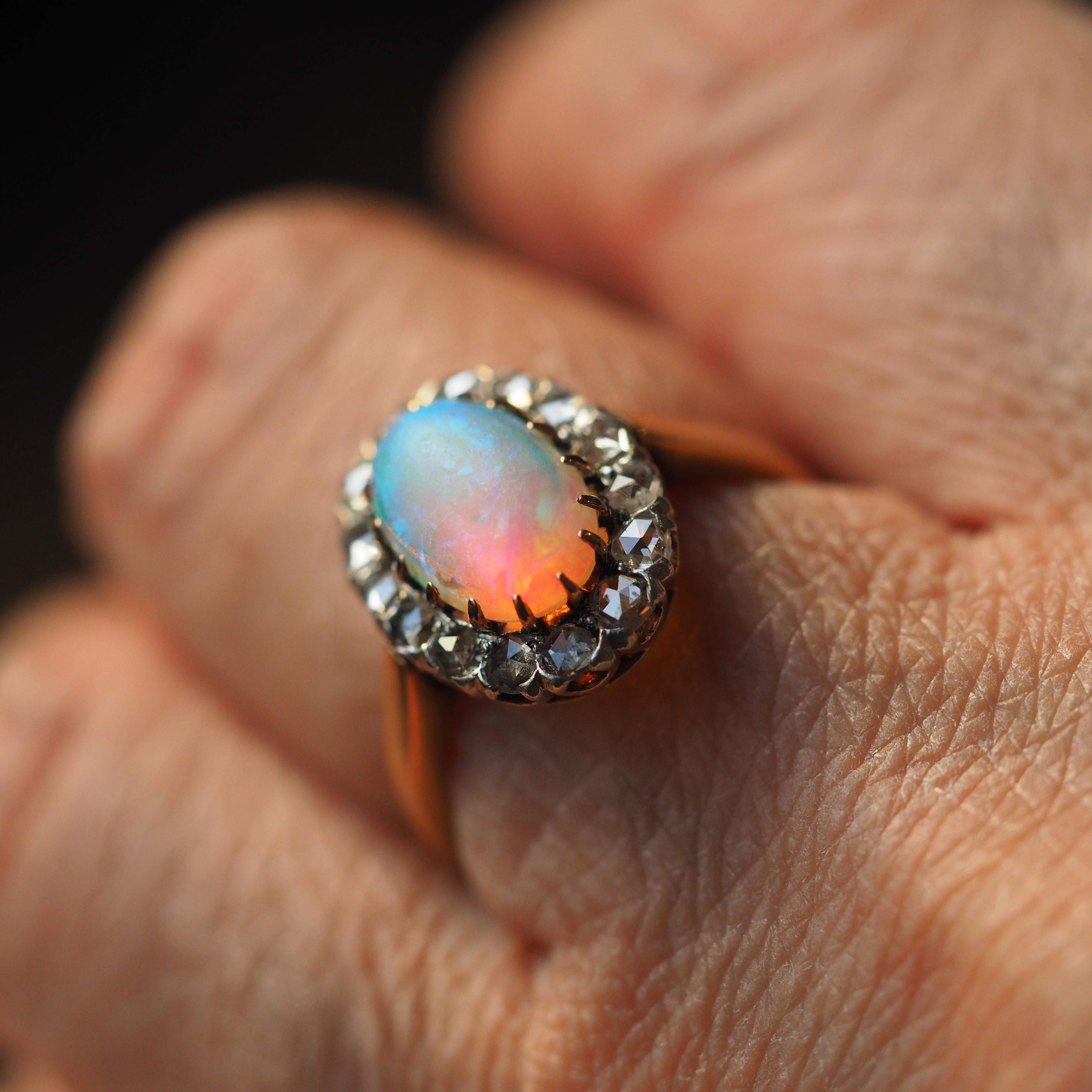 Antiker viktorianischer Opal-Cabochon & Diamant-Cluster-Ring 18K Gold - ca. 1880 Damen im Angebot