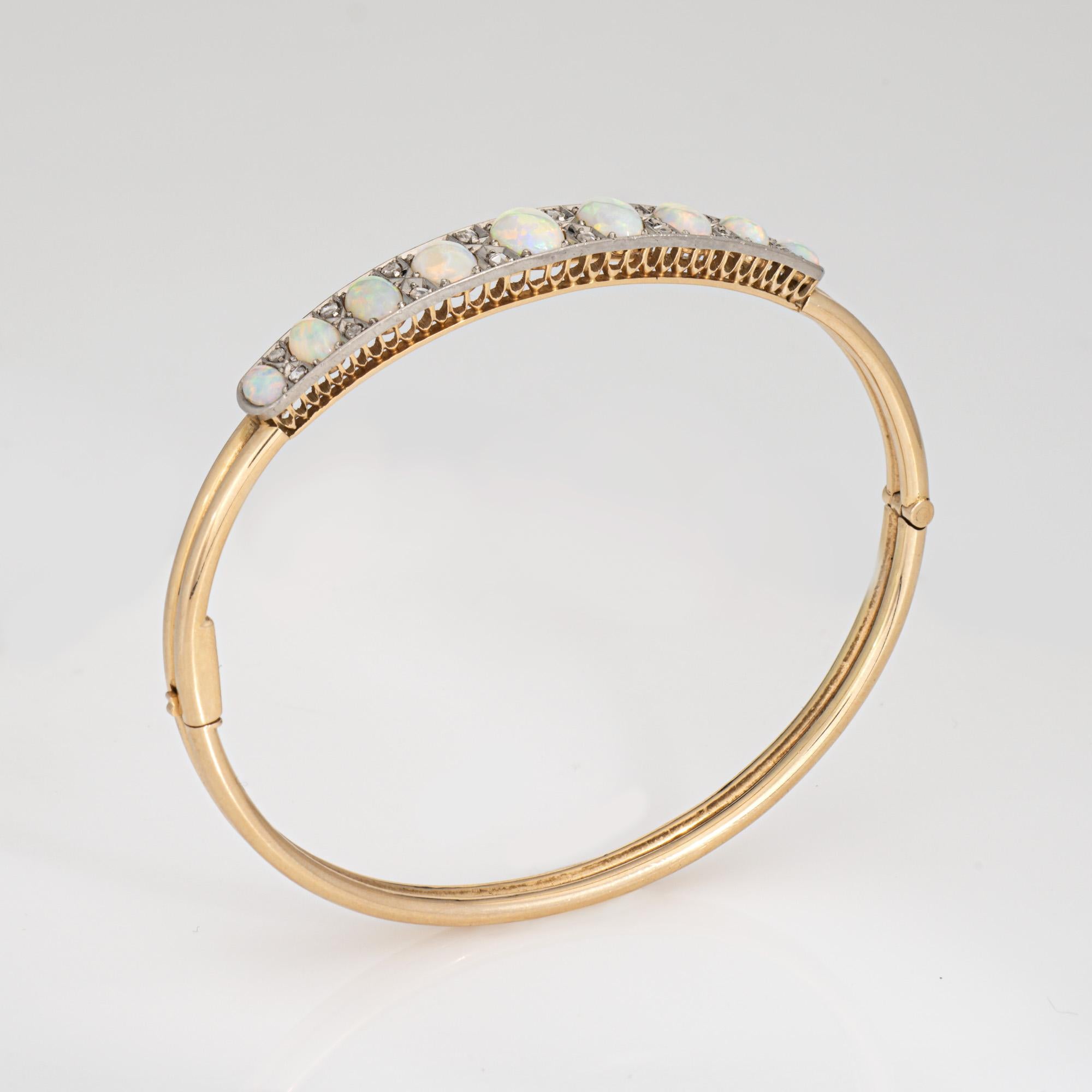 Braccialetto antico vittoriano finemente dettagliato con opale e diamanti (circa 1880-1900), realizzato in oro giallo 14k e argento. 

Gli opali con taglio cabochon misurano da 7 mm x 5 mm a 4 mm x 3 mm. 16 diamanti antichi taglio rosa misurano (in