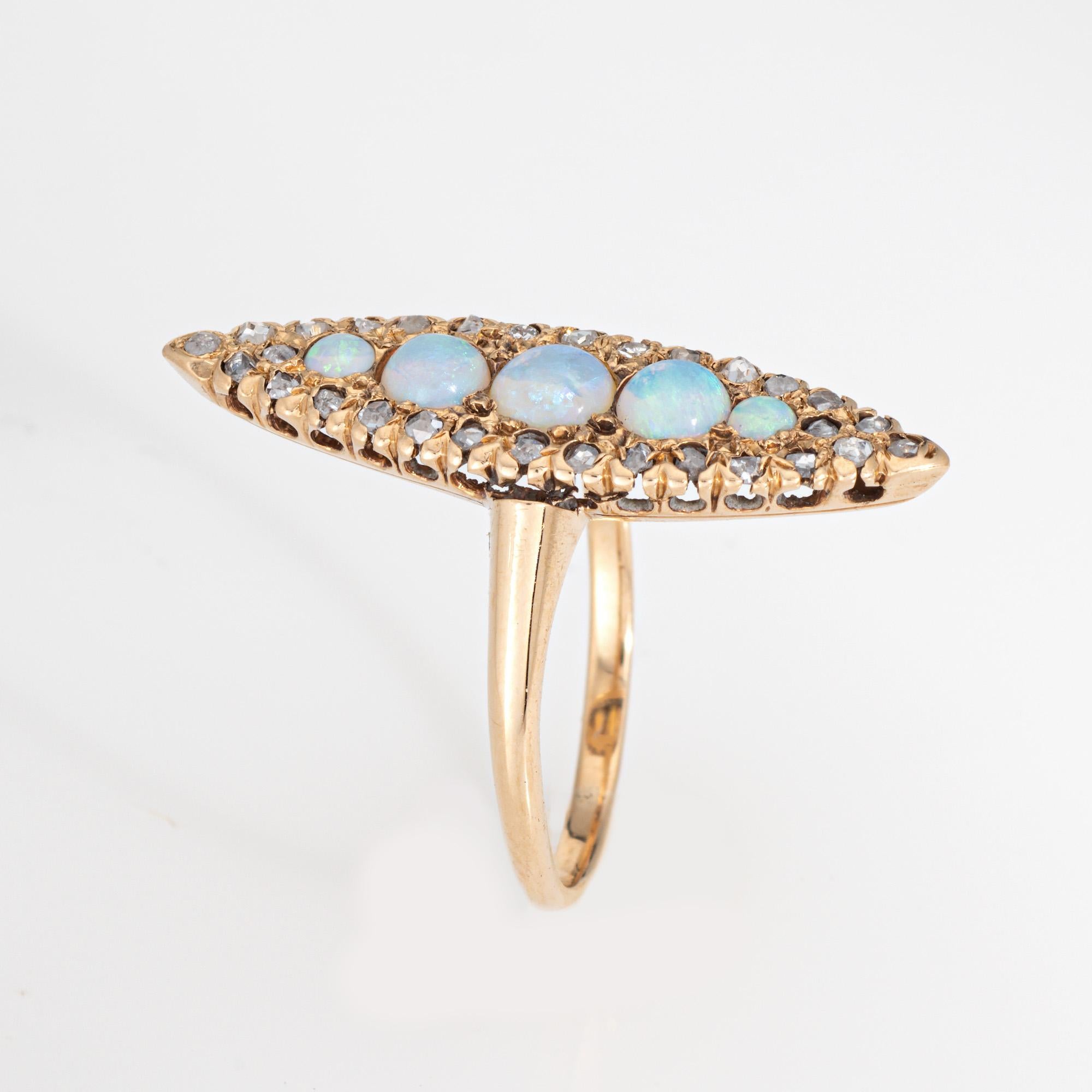 Élégante bague victorienne ancienne à navette en opale et diamant (vers les années 1880 à 1900), réalisée en or jaune 14 carats. 

46 diamants roses anciens et simples totalisent un poids estimé à 0,23 carats (couleur estimée J-K et pureté SI2-I2).