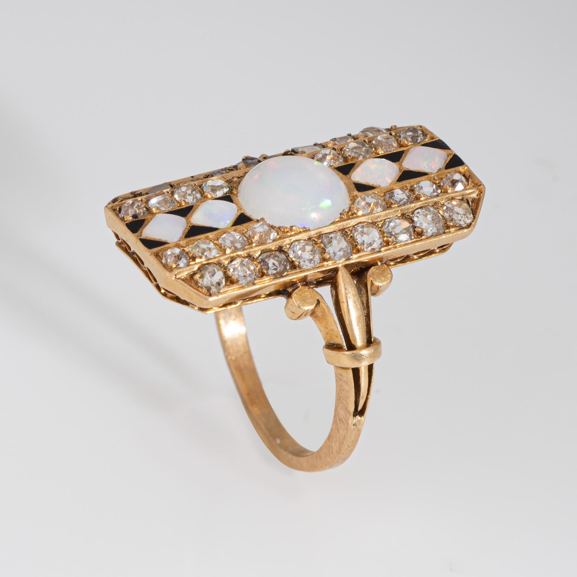 Élégante bague victorienne ancienne en or jaune 18 carats, ornée d'opales et de diamants (vers les années 1880-1900). 

Les opales taillées en cabochon mesurent de 2 mm à 7 mm. Le corail peau d'ange mesure 12 mm x 5,5 mm. Les diamants de taille