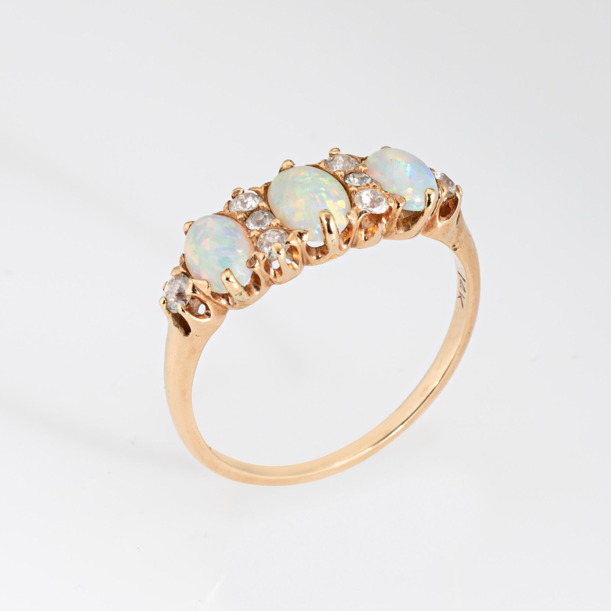 Stilvoller antiker Ring aus der viktorianischen Ära (ca. 1880 bis 1900), gefertigt aus 14 Karat Gelbgold.

Opale messen 5,5 x 4 mm (Mitte) und 4,5 x 3,5 mm. 8 Diamanten im alten Minenschliff haben insgesamt schätzungsweise 0,12 Karat (geschätzte