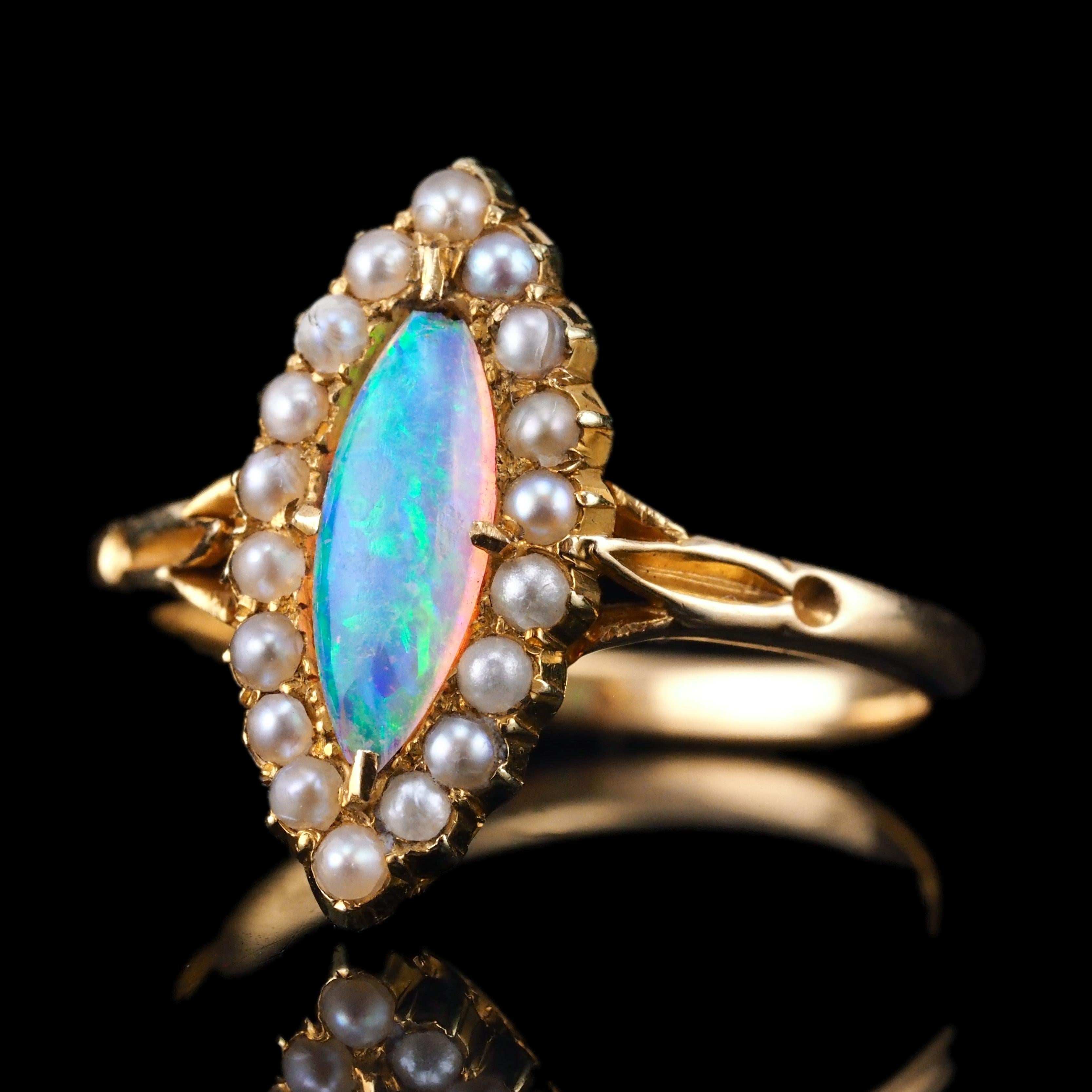 Wir freuen uns, diese schöne antike viktorianische 18ct Gold, Opal und Perle Marquise Cluster-Ring aus c.1895 bieten.

Der zentrale Opal ist wunderbar marquise gefasst und wird von einer Umrandung aus Büschelkernperlen umgeben, die seine Farbe