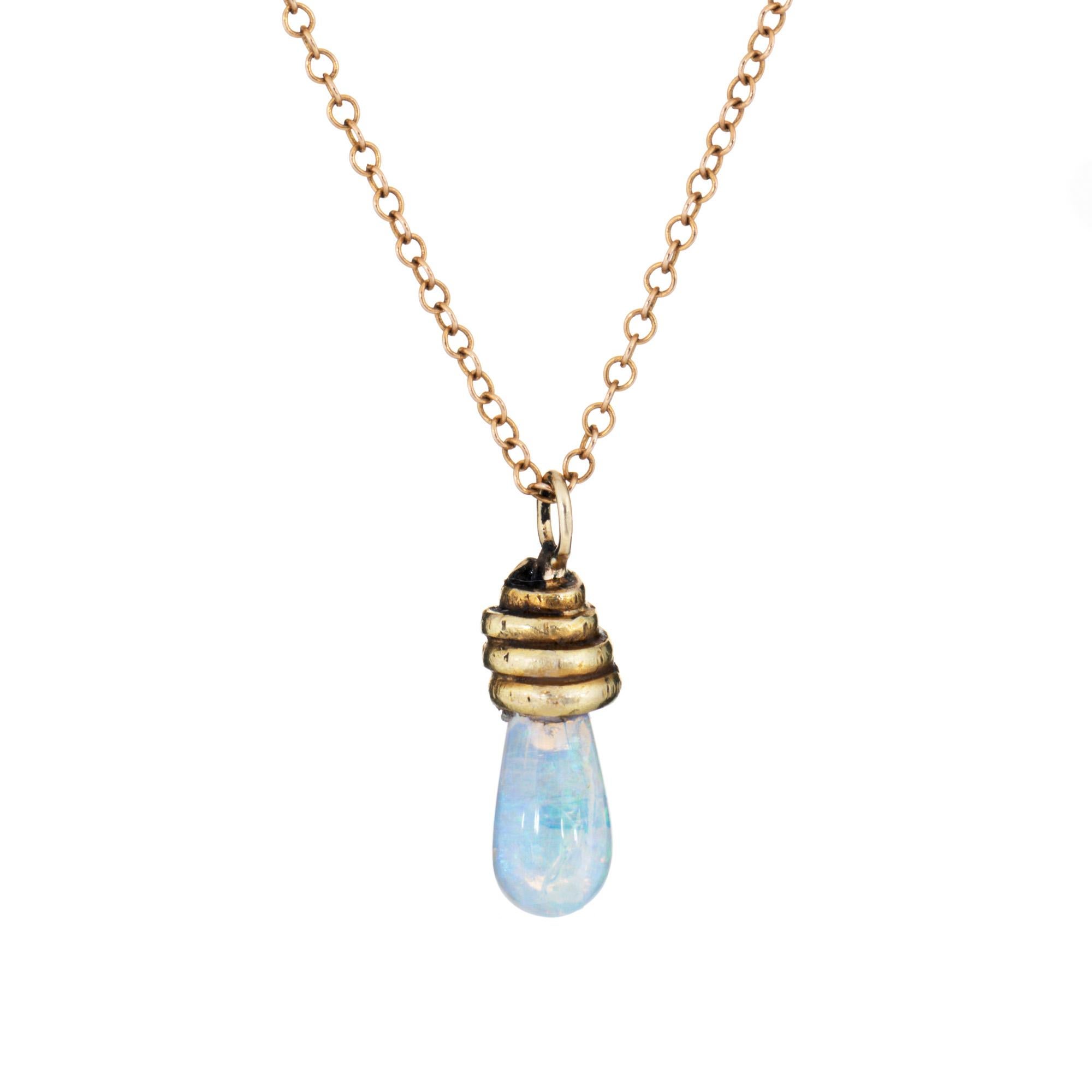 Collana a serpente con opale e diamanti di epoca vittoriana (1880-1900 circa), finemente dettagliata, realizzata in oro giallo 14 carati. 

L'opale misura 8 mm x 5 mm. Un piccolo diamante taglio old mine è stimato a 0,02 carati (colore I-J e purezza