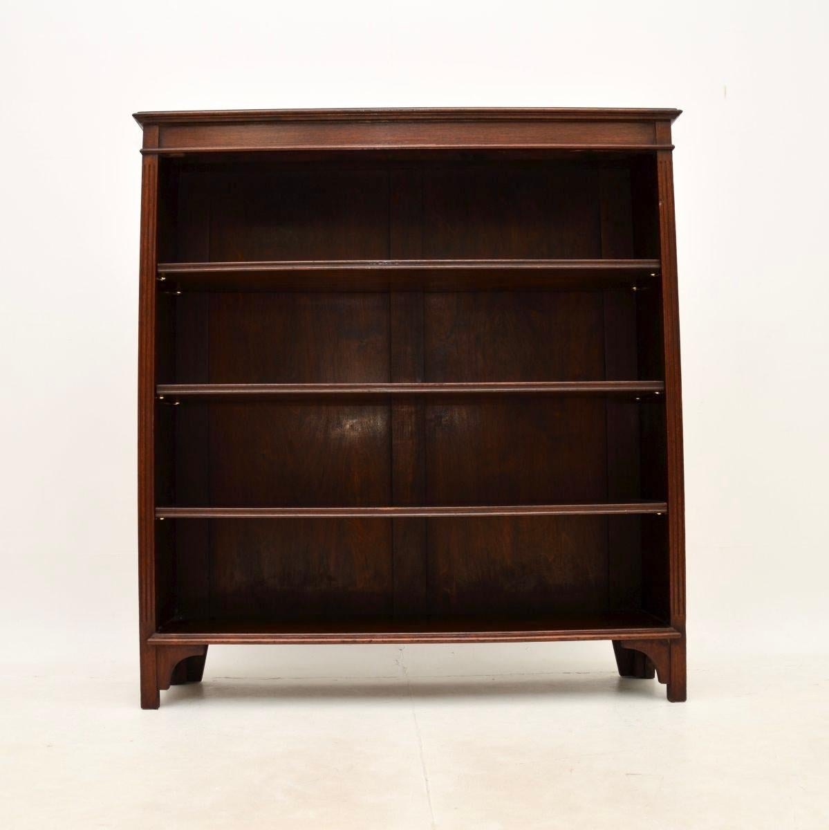 A wonderful antique Victorian open bookcase. This was made in England, it dates from around the 1890-1900 period.

It is of fine quality and is a very useful size with lots of storage space. The shelves are all adjustable and removable, this sits on