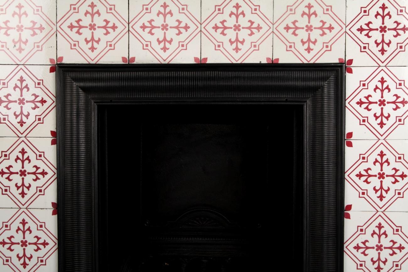 Victorian pink Minton tiled insert
An antique Victorian tiled cast iron fireplace insert, complete with its original Minton pink and white 6
