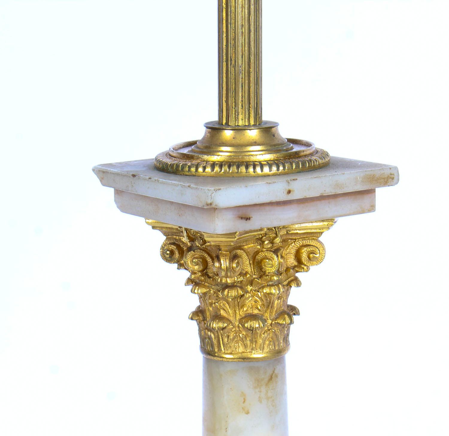 Anglais Ancienne lampe de bureau victorienne à colonne corinthienne en onyx montée sur bronze doré, XIXe siècle en vente