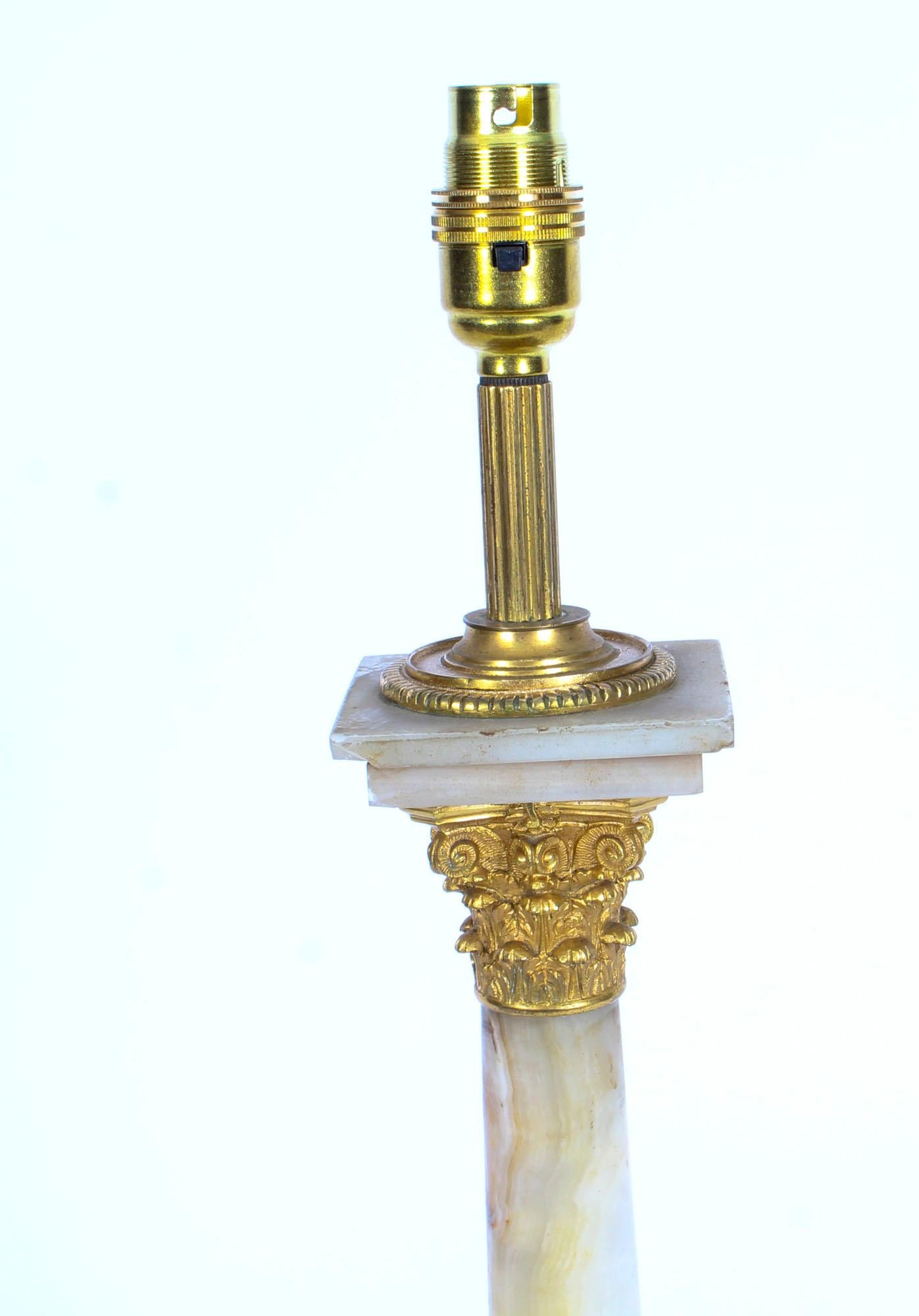 Antike viktorianische korinthische Säulen-Tischlampe mit Goldbronze-Montierung und Onyx, 19. Jahrhundert im Zustand „Gut“ im Angebot in London, GB