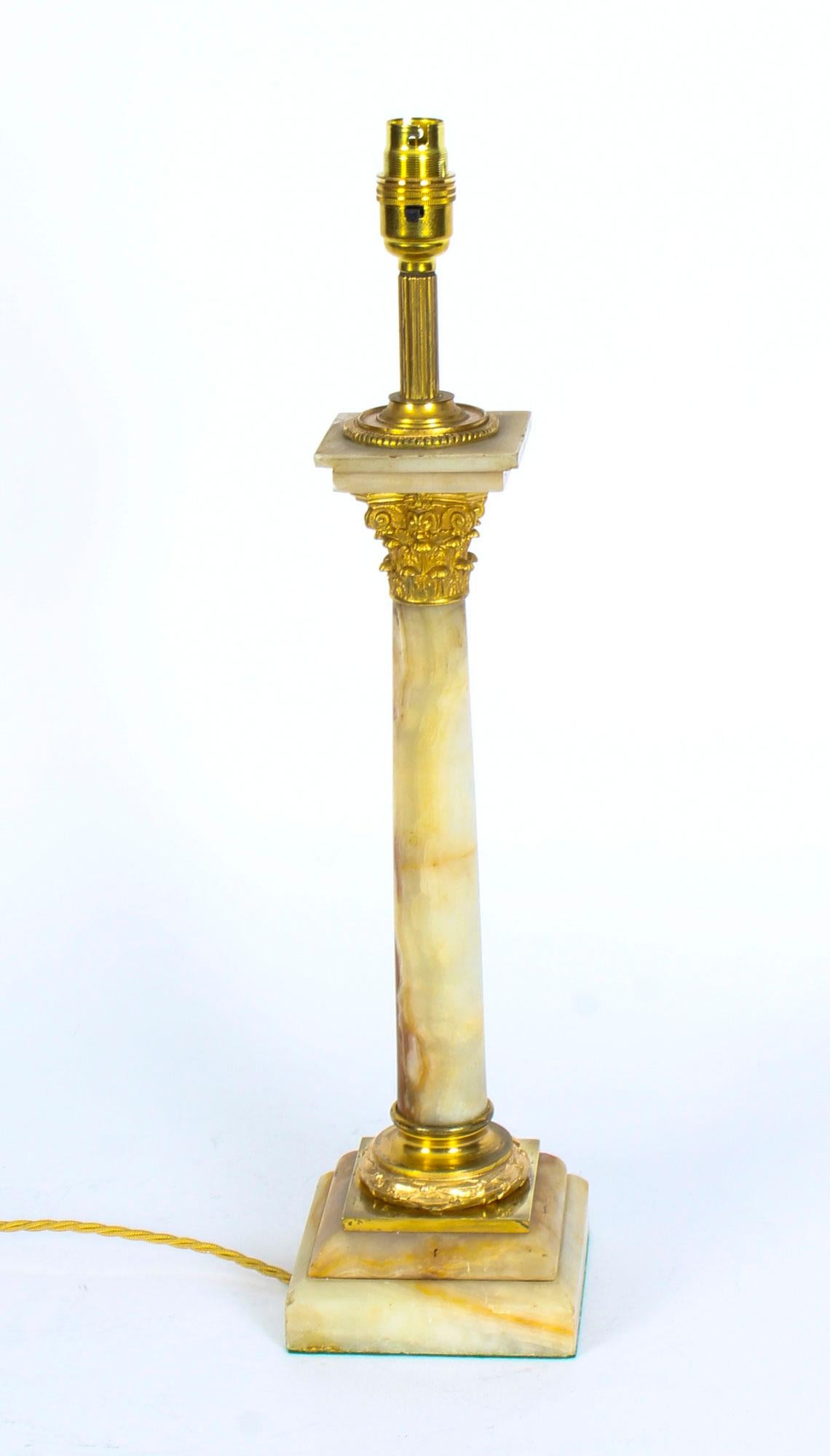 Antike viktorianische korinthische Säulen-Tischlampe mit Goldbronze-Montierung und Onyx, 19. Jahrhundert im Angebot 1