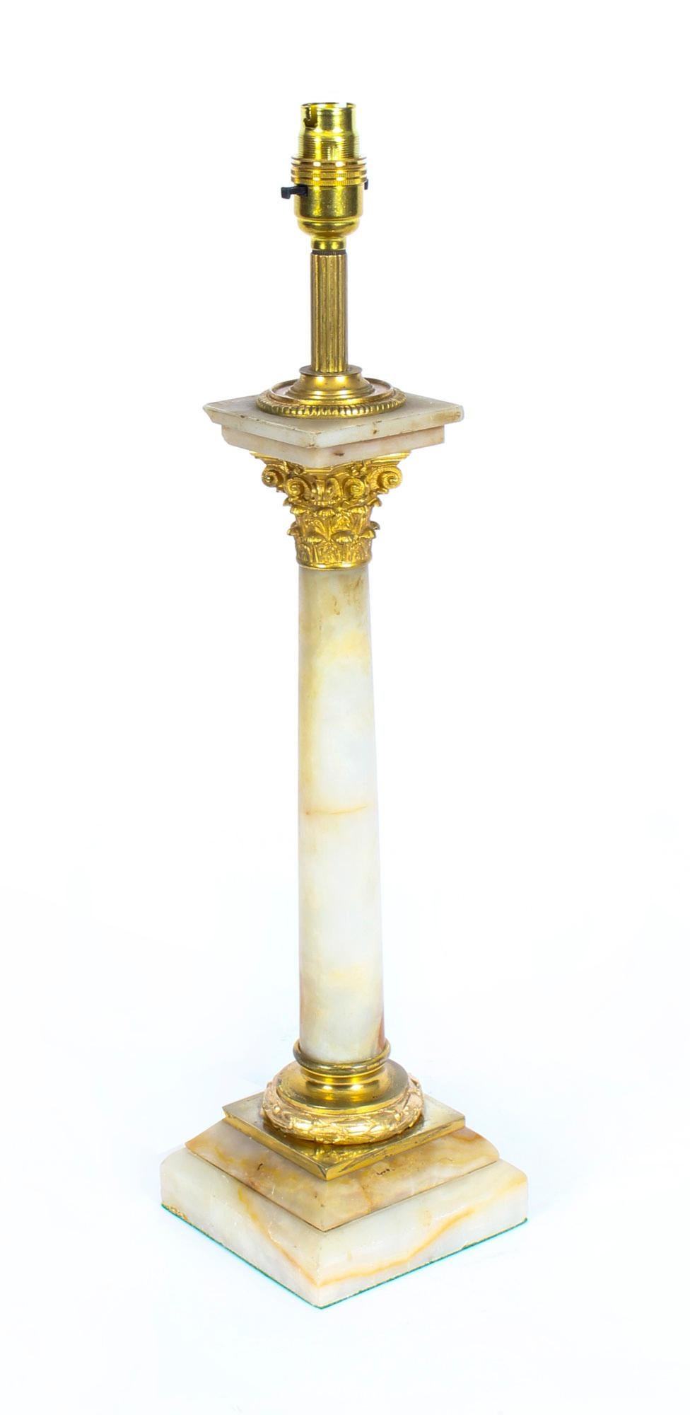 Antike viktorianische korinthische Säulen-Tischlampe mit Goldbronze-Montierung und Onyx, 19. Jahrhundert im Angebot 3