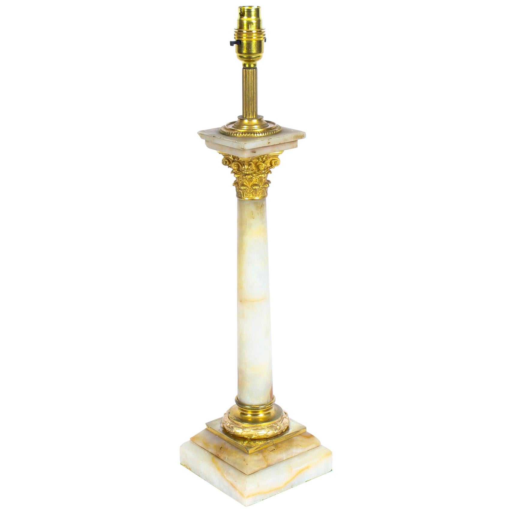 Antike viktorianische korinthische Säulen-Tischlampe mit Goldbronze-Montierung und Onyx, 19. Jahrhundert im Angebot