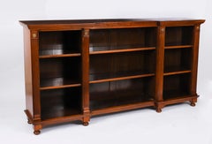 Libreria aperta in noce con finiture in bronzo dorato in stile vittoriano, XIX secolo