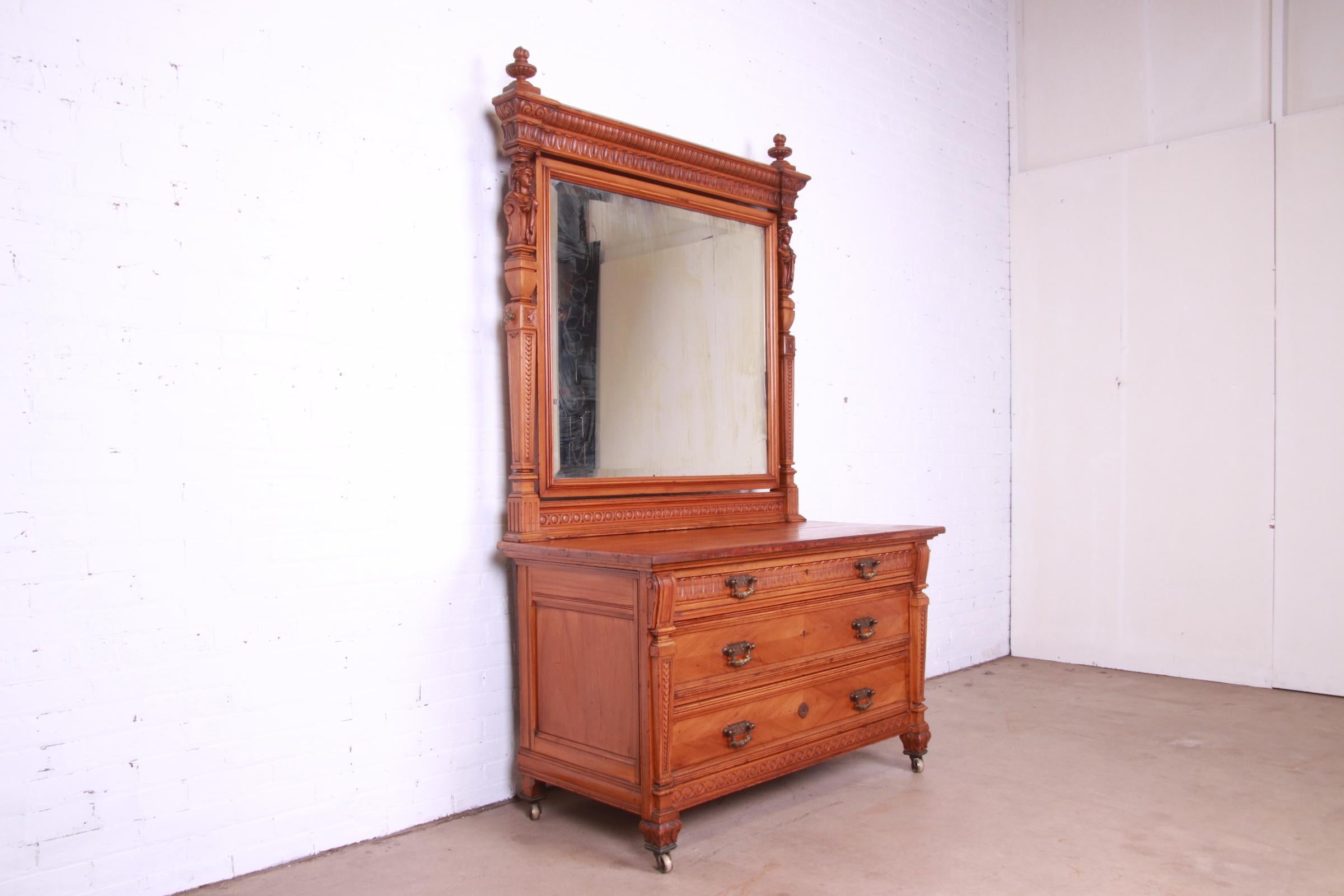 Belle commode ancienne de style néo-renaissance ou victorien avec miroir

Attribué à R.J. Horner & Co.

USA, Circa 1890s

Noyer sculpté orné, avec quincaillerie originale en laiton.

Mesures : 51.25 