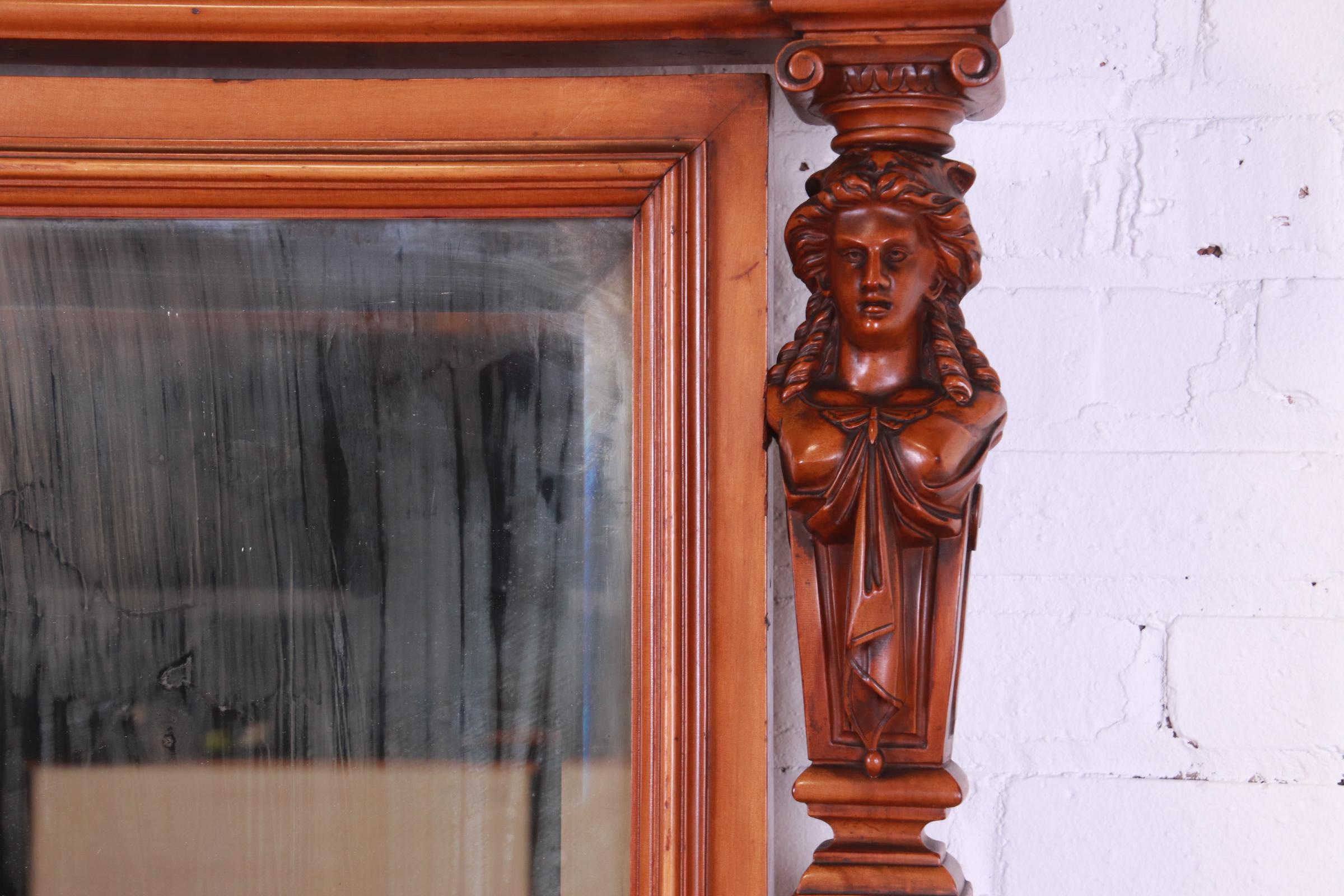 Ancienne commode victorienne ornée en noyer sculpté avec miroir attribuée à Horner en vente 2