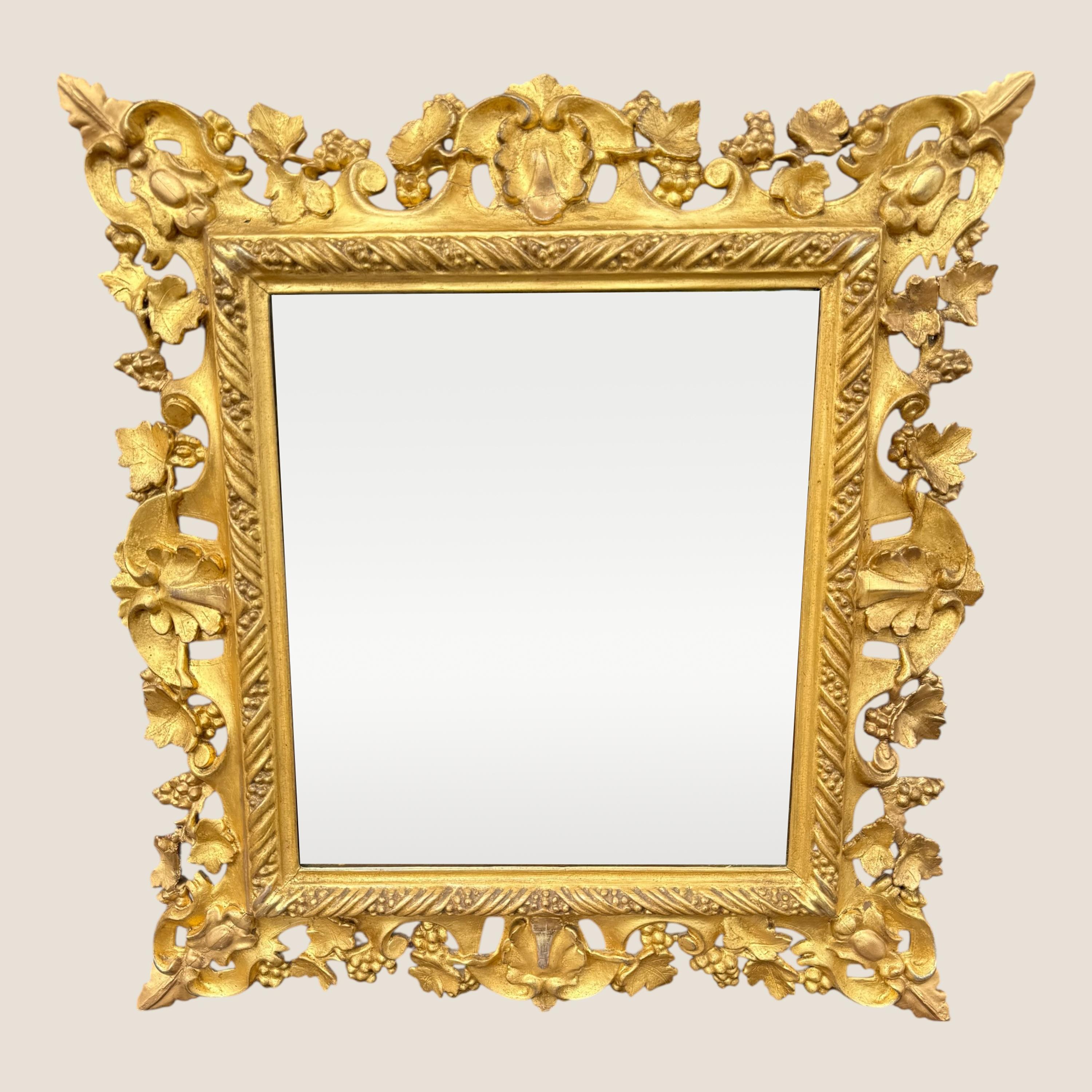 Hier haben wir einen antiken frühviktorianischen verzierten & floral geschnitzten kleinen rechteckigen Wandspiegel aus Giltwood. Dieser Spiegel hat eine rechteckige Form, da er etwas höher als breit ist, und besteht aus einem kunstvoll geschnitzten