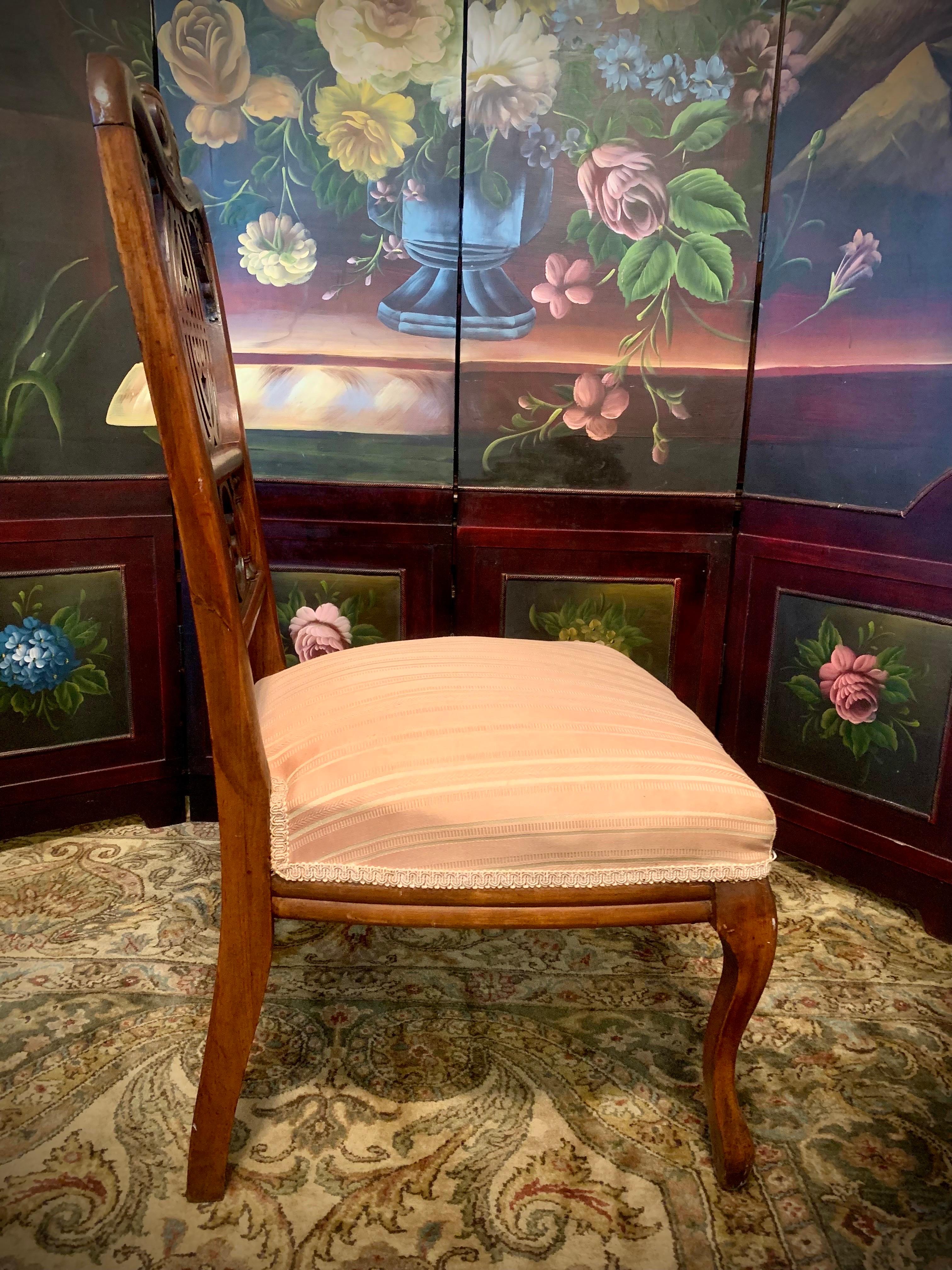 Tissu d'ameublement Ancienne chaise pantoufle victorienne ornée en vente