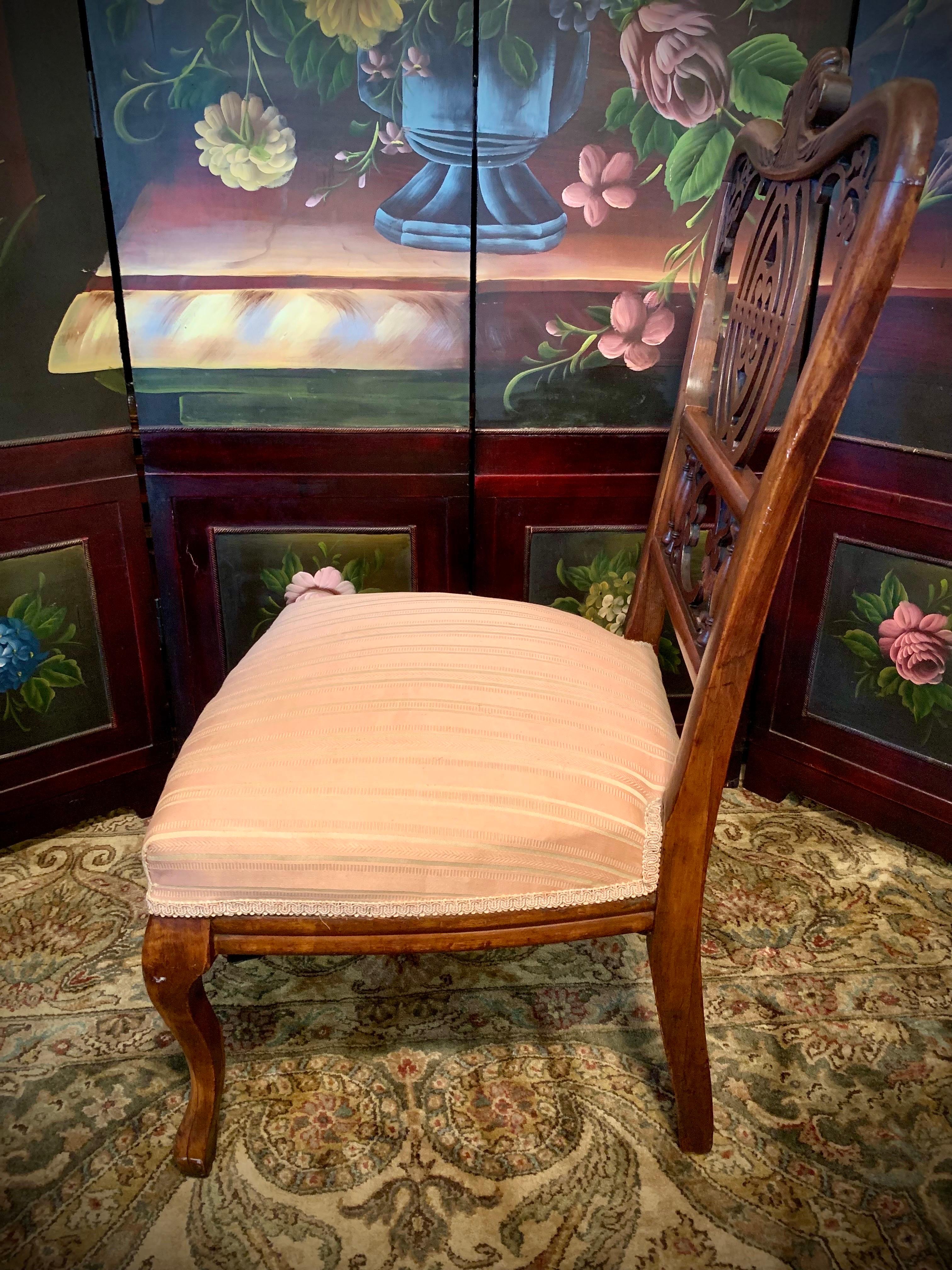 Ancienne chaise pantoufle victorienne ornée en vente 2
