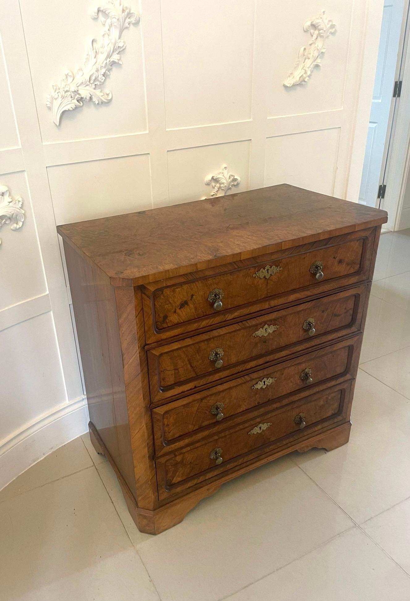 Ancienne commode victorienne à quatre tiroirs en ronce de noyer d'une qualité exceptionnelle en vente 3