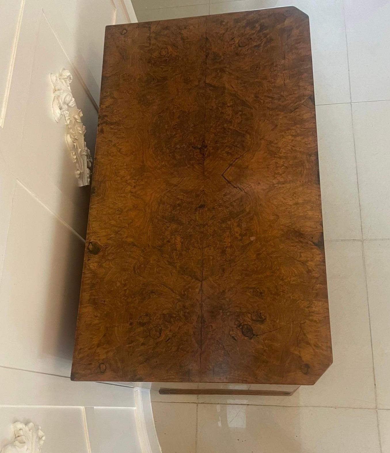 Ancienne commode victorienne à quatre tiroirs en ronce de noyer d'une qualité exceptionnelle en vente 4